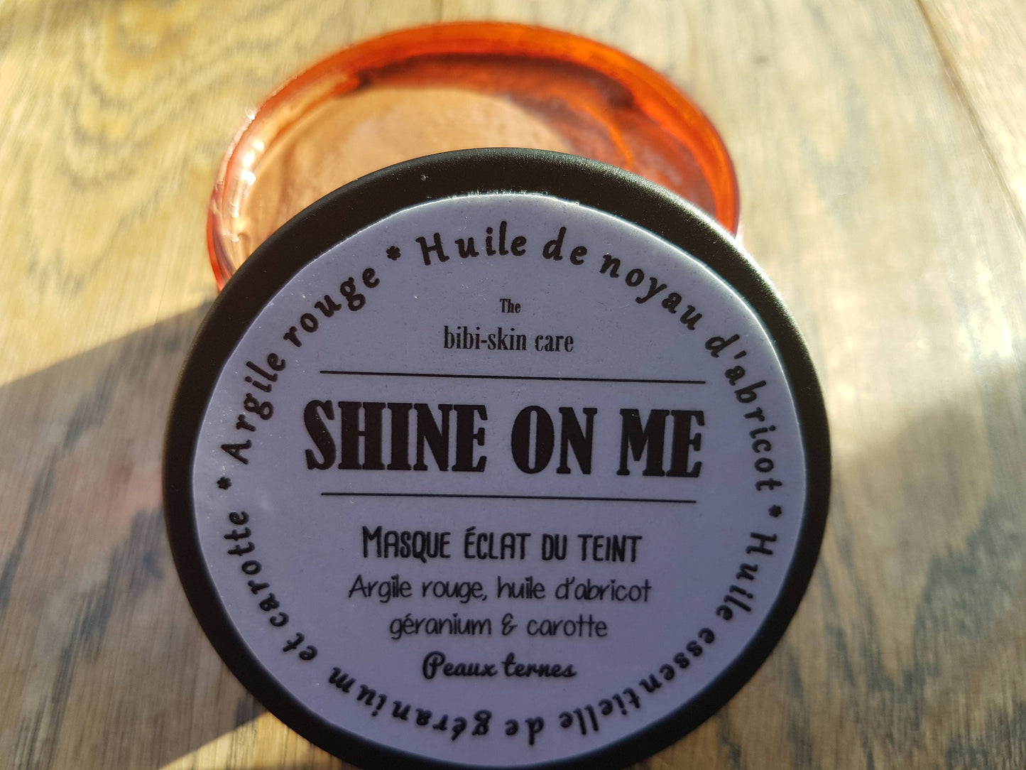 Le "Shine on me", masque pour une peau éclatante et lumineuse à l'argile rouge, à l'huile d'abricot, huile essentielle de géranium et de carotte