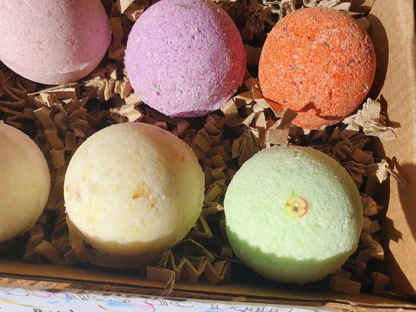 Les petites "Boules de bain", coffret de 6 petites bombes de bain artisanales, parfumées, hydratantes et effervescentes au beurre de karité et sel d'Epsom