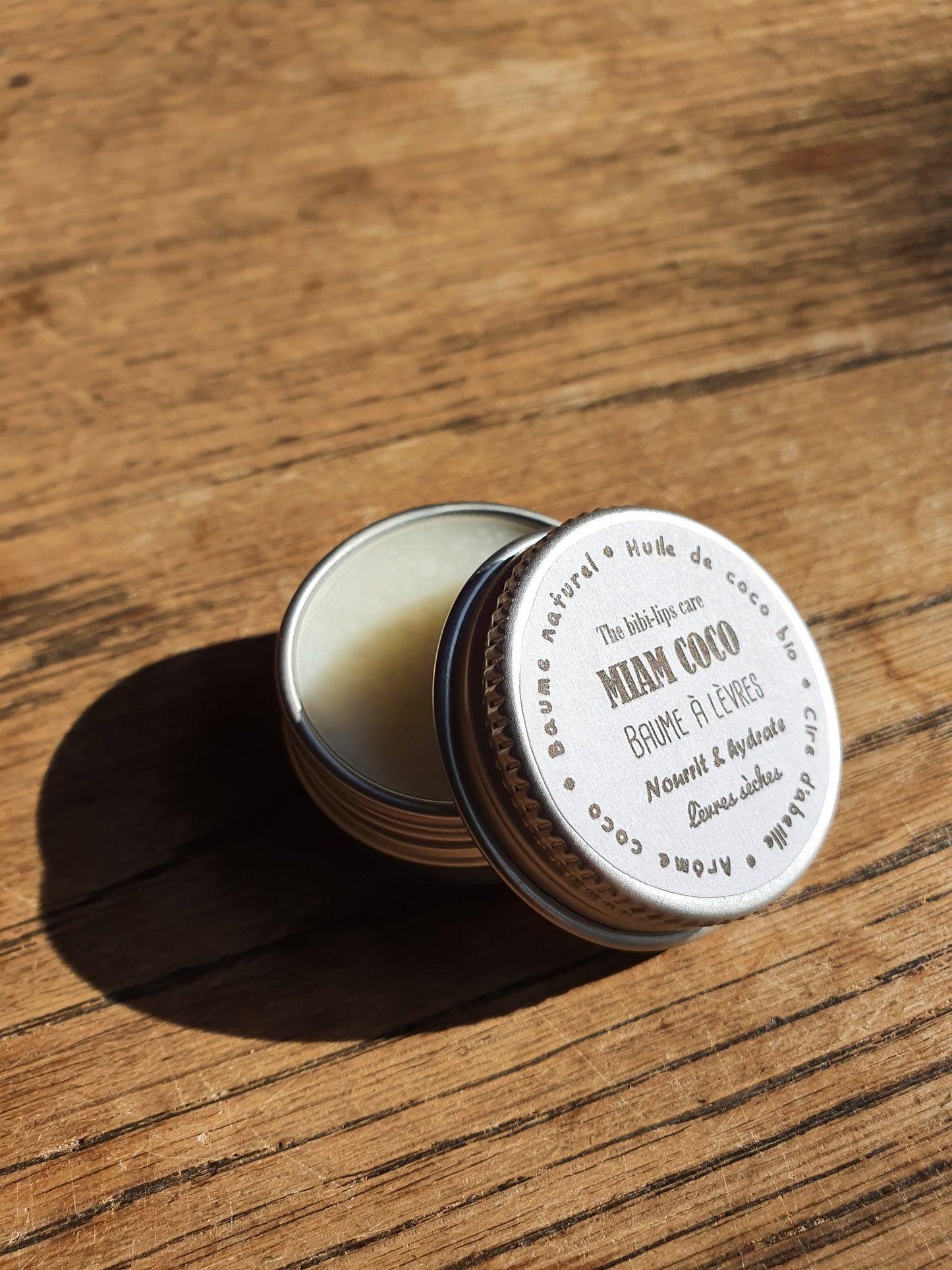 Le "Miam Coco", baume à lèvres à l'huile de coco bio, beurre de cacao, cire d'abeille et arôme naturel de coco pour les lèvres sèches et déshydratées