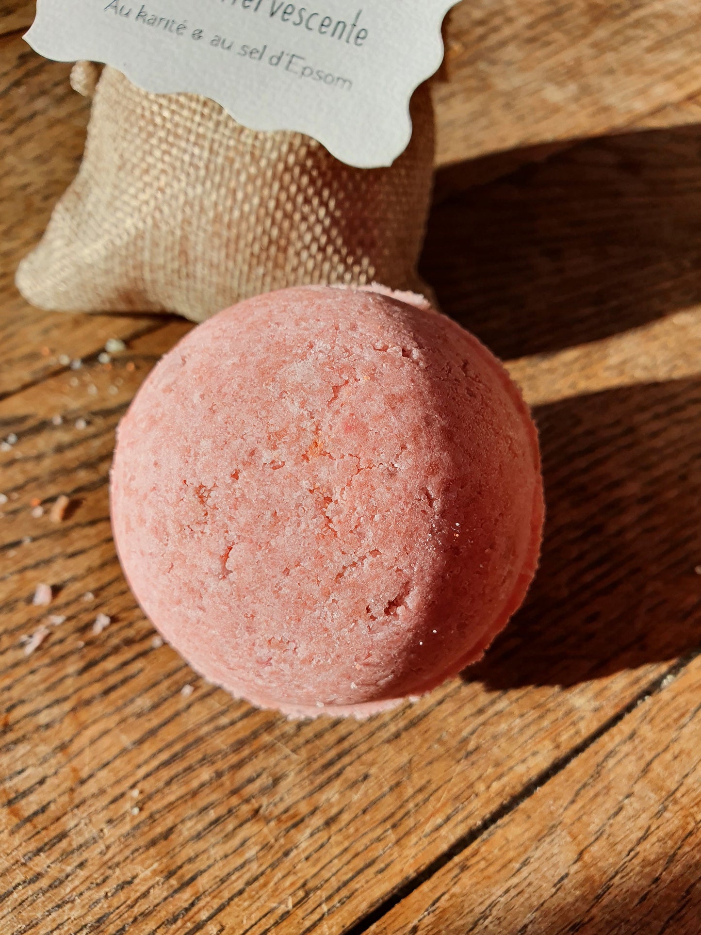 La boule de bain effervescente "Yo ! C'est d'la bombe de bain !" au beurre de karité et au sel d'Epsom relaxant, parfumée au choix
