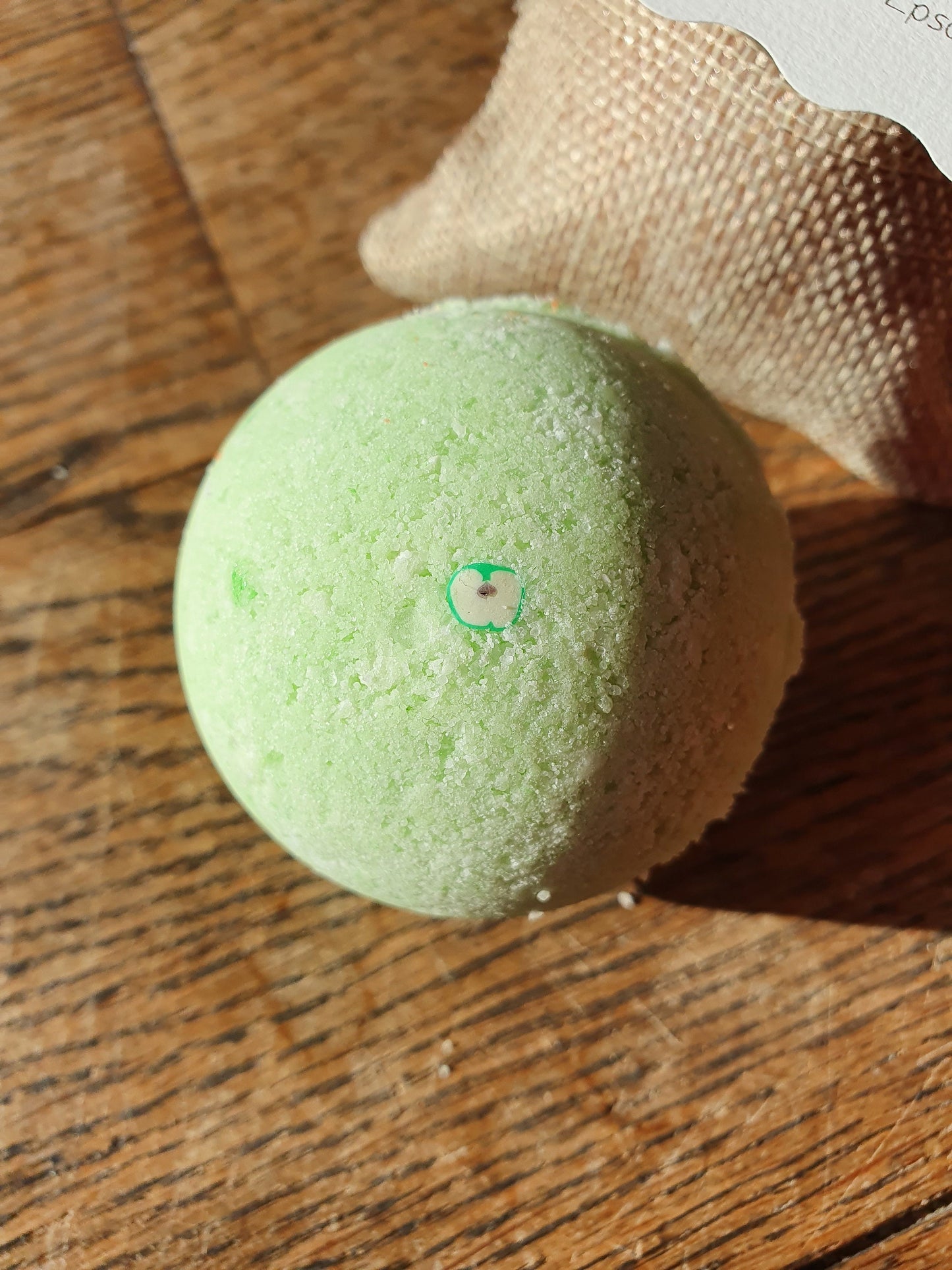La boule de bain effervescente "Yo ! C'est d'la bombe de bain !" au beurre de karité et au sel d'Epsom relaxant, parfumée au choix