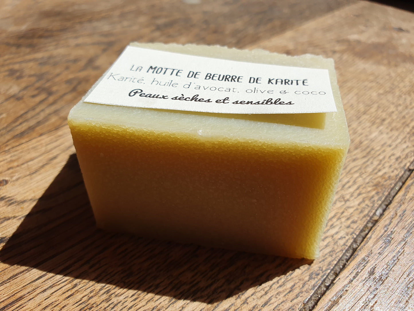 La "Motte de beurre de karité", savon artisanal surgras saponifié à froid au karité et huiles végétales d'olive, avocat et coco pour les peaux sèches et sensibles