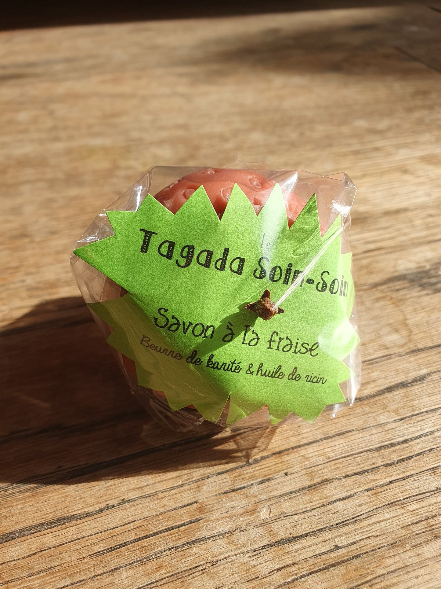 La "Tagada soin soin", savon artisanal surgras saponifié à froid au beurre de karité et à la fraise pour les grands et les petits