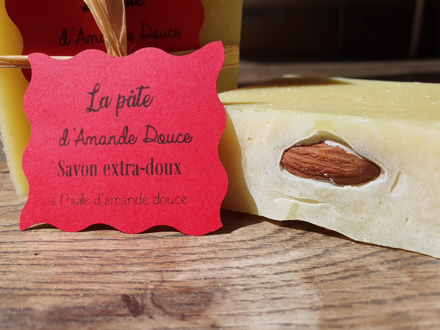 La "Pâte d'amande douce", savon artisanal surgras saponifié à froid tout doux à l'huile d'amande douce, olive, coco et fragrance amande divine