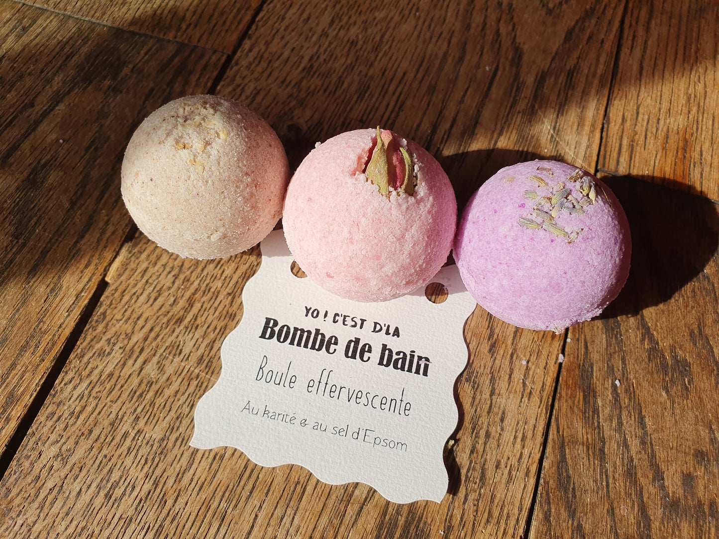 Pochon de 3 petites boules bombes de bain artisanales parfumées effervescentes au beurre de karité et au sel d'Epsom relaxant
