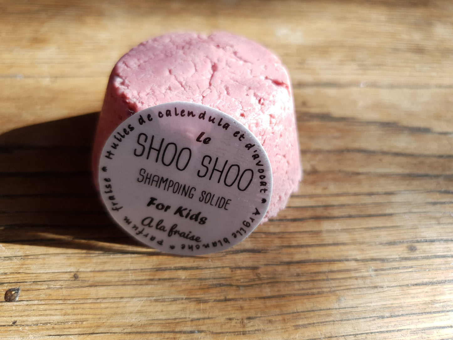 Le "Shoo Shoo for kids", shampoing solide artisanal ultra doux pour les enfants à l'huile d'avocat et de calendula sans huile essentielle, parfumé à la "fraise"