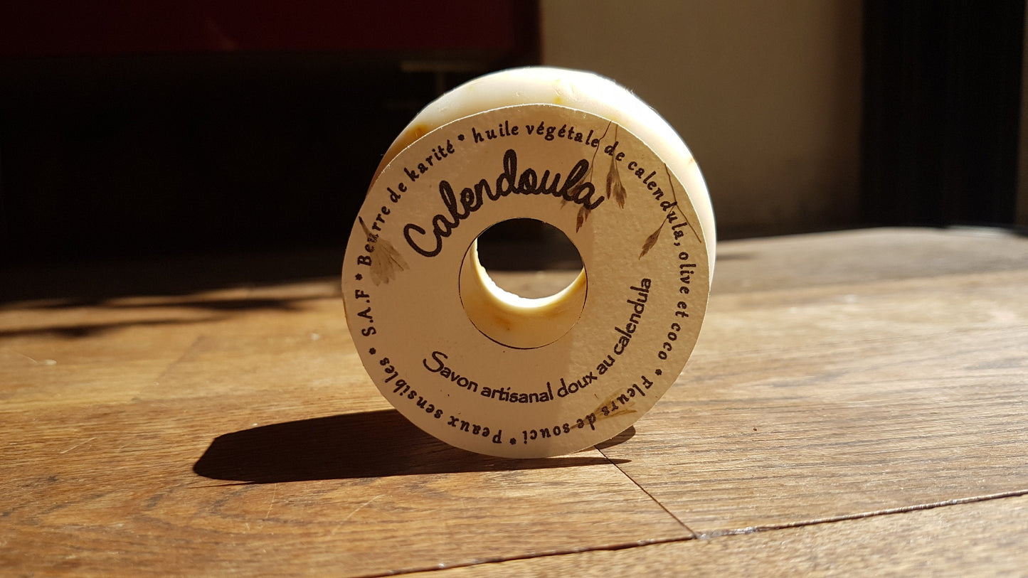 Le "Calendoula", savon artisanal surgras saponifié à froid au macérât de calendula, au beurre de karité et aux fleurs de souci pour les peaux sèches et sensibles