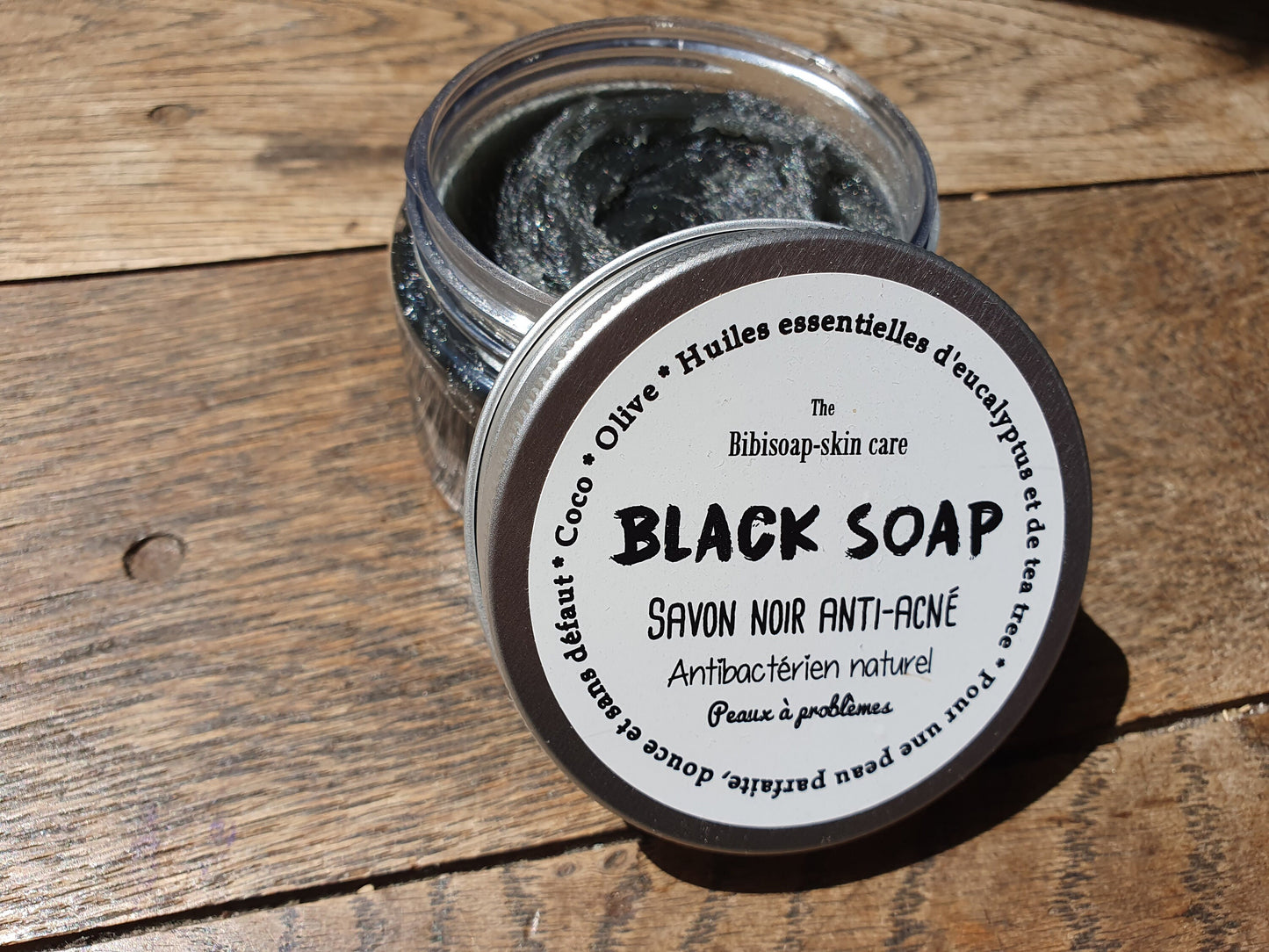 Le "Black soap", savon noir anti acné, savon-pâte mou beldi à l'huile d'olive et huiles essentielles purifiantes d'eucalyptus et d'arbre à thé