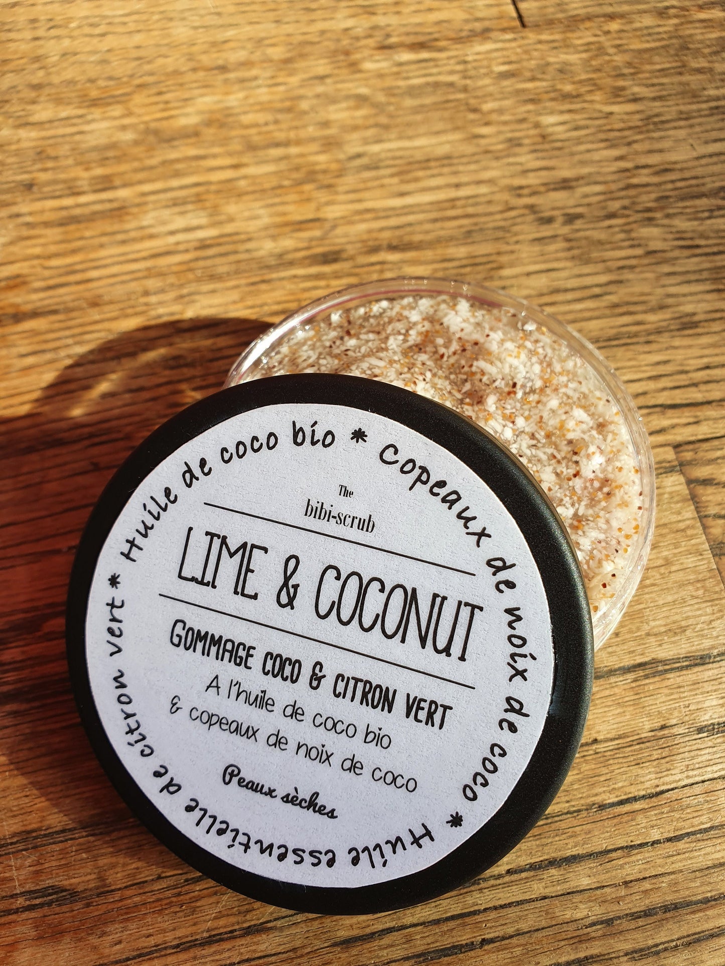 Le "Lime and Coconut", gommage exfolient scrub doux pour le visage à la noix de coco et à l'huile essentielle de citron vert pour les peaux en manque d'hydratation