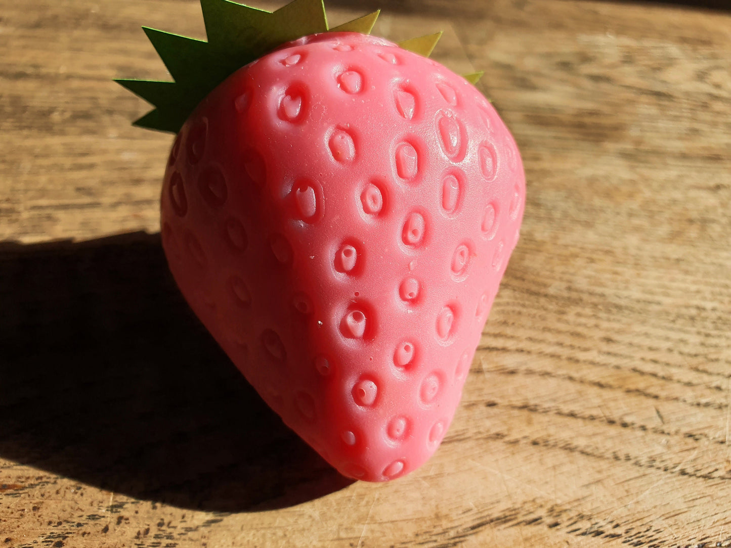 La "Tagada soin soin", savon artisanal surgras saponifié à froid au beurre de karité et à la fraise pour les grands et les petits