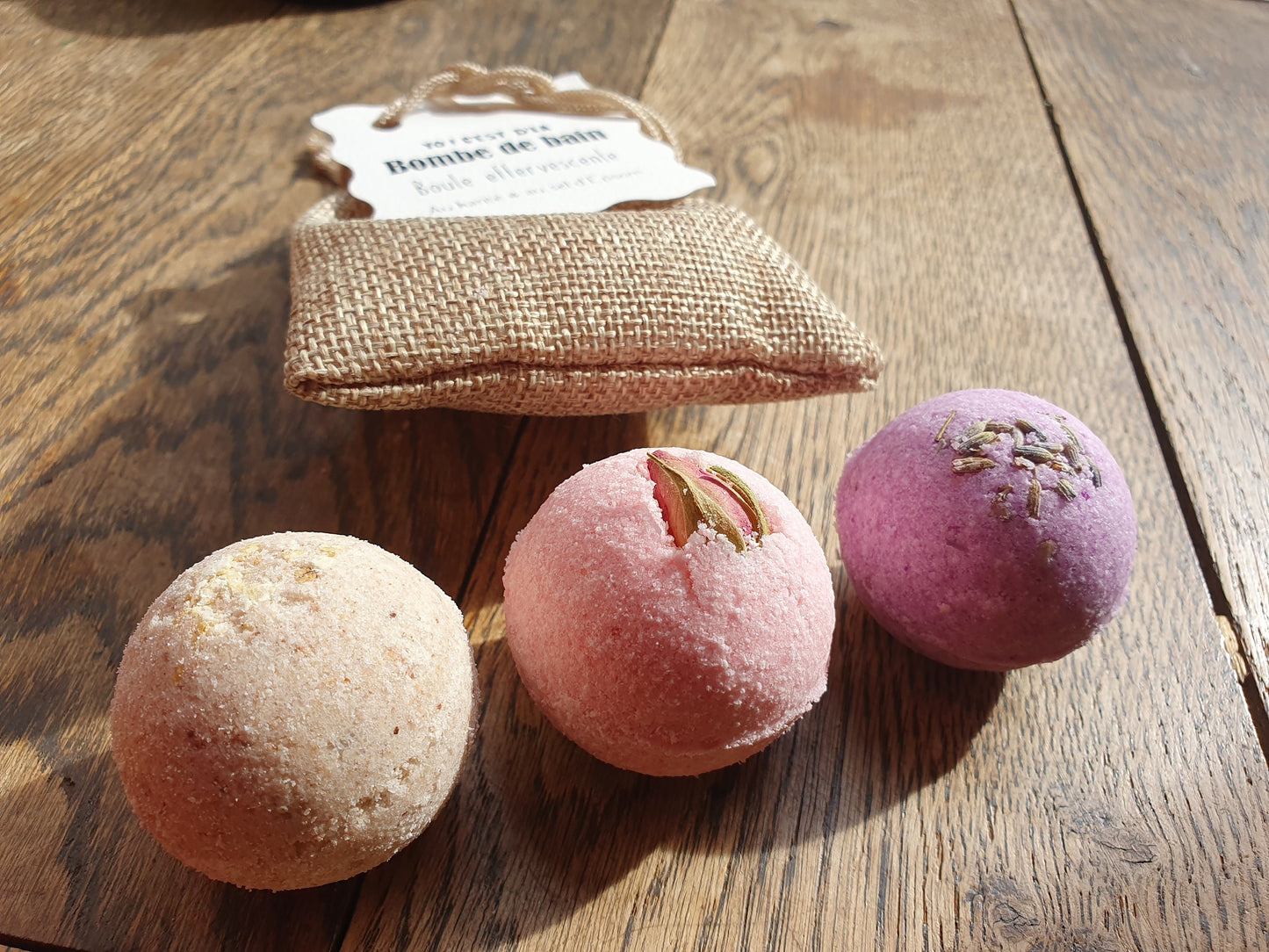 Pochon de 3 petites boules bombes de bain artisanales parfumées effervescentes au beurre de karité et au sel d'Epsom relaxant