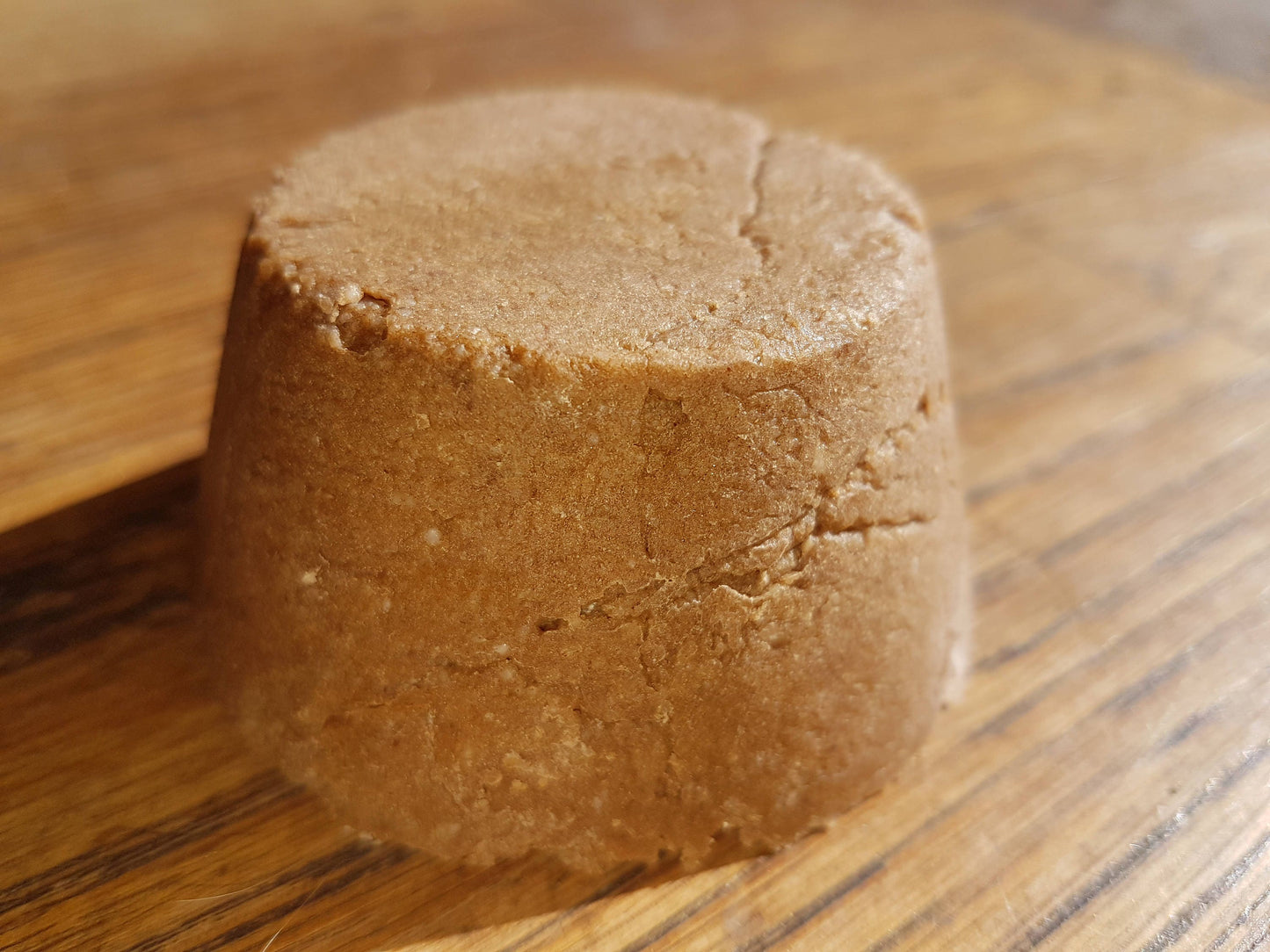 Le "Shoo Shoo cheveux secs et abîmés", shampoing solide artisanal à l'huile d'avocat, coco, ricin et huile essentielle d'ylang-ylang pour une hydratation optimale