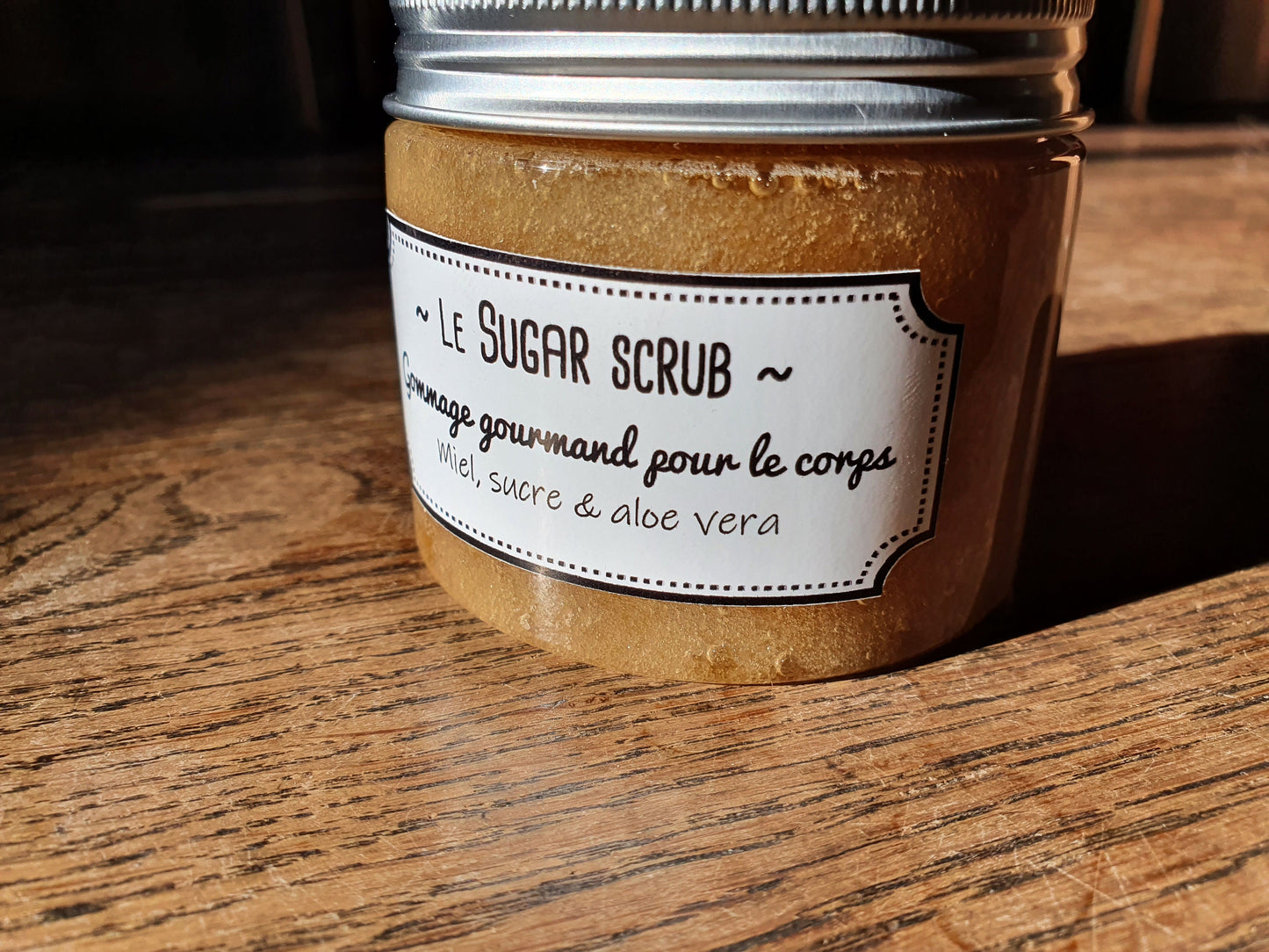 Le "Sugar Scrub" gommage pour le corps sucre, au miel et au gel d'aloe vera pour une peau nourrie, exfoliée et éclatante