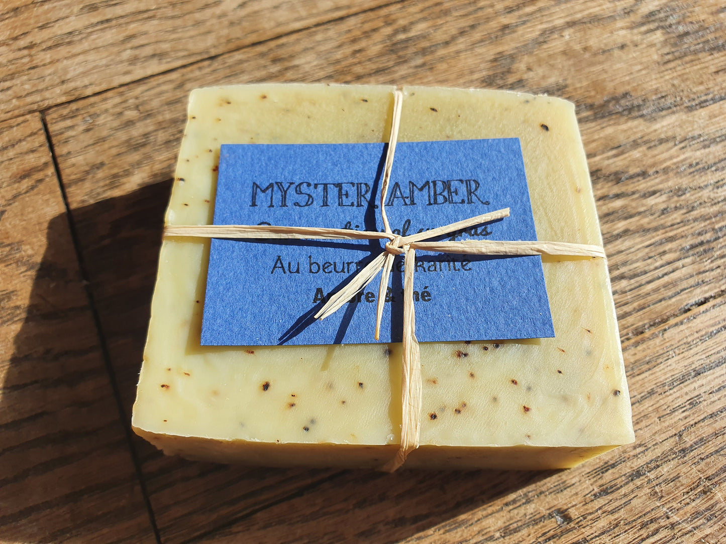Le "Myster Amber", savon artisanal surgras saponifié à froid à l'ambre, au thé et au beurre de karité pour ces messieurs (et dames aussi d'ailleurs)