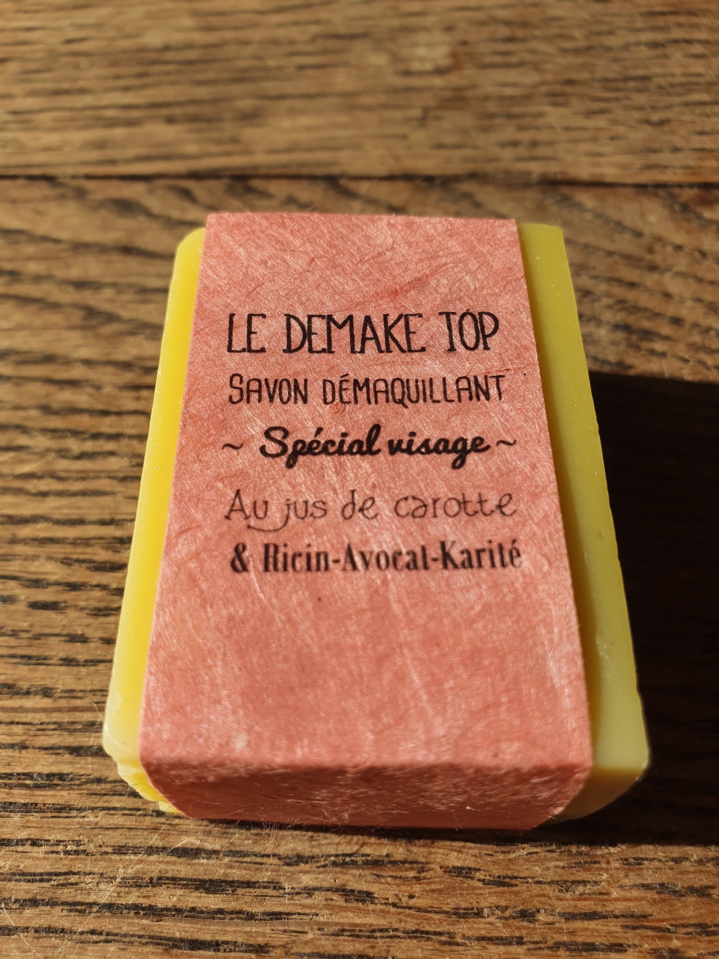Le "Demake top", savon artisanal surgras saponifié à froid démaquillant bonne mine pour le visage au jus de carotte, huiles de ricin, olive, avocat et beurre de karité