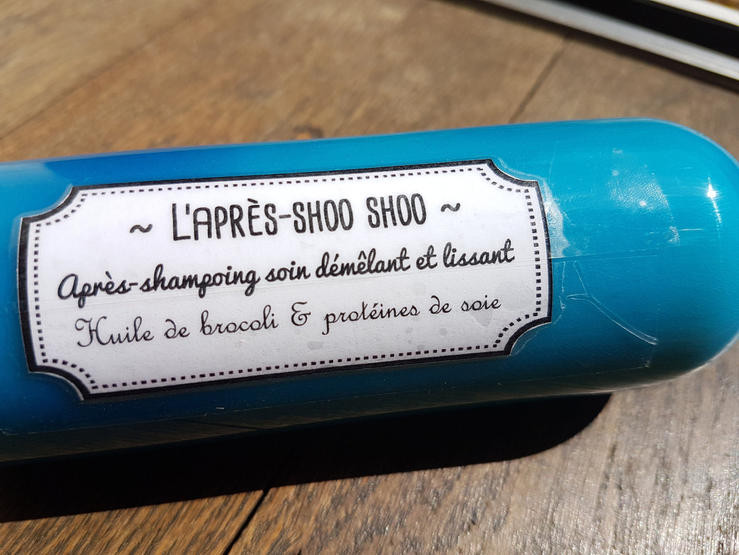 L'après-shampoing "Après-shoo-shoo", soin lissant et démêlant, huile de brocoli et protéines de soie