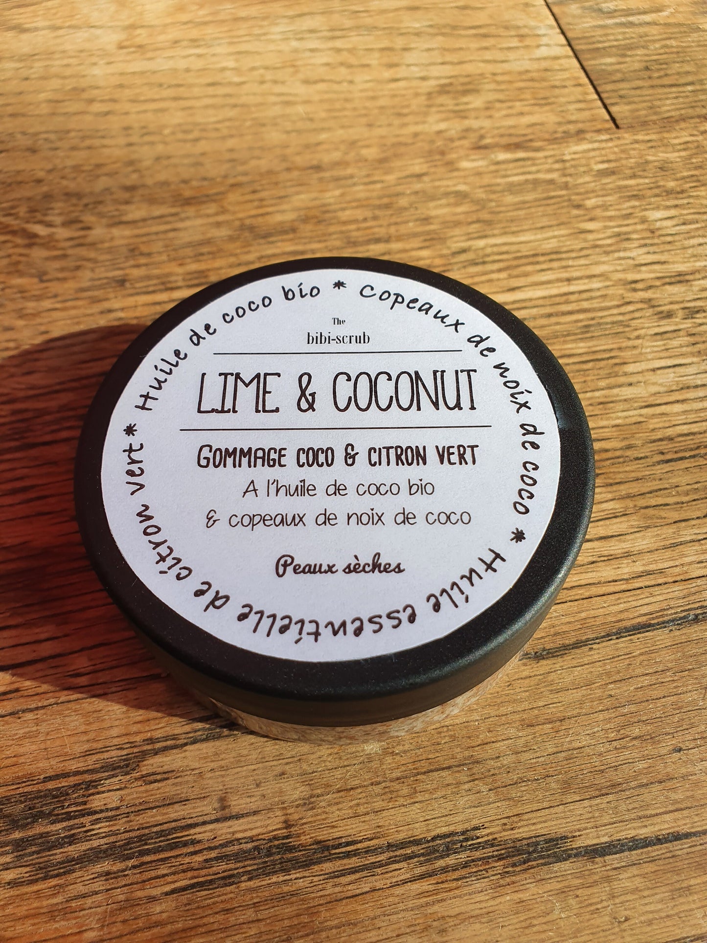 Le "Lime and Coconut", gommage exfolient scrub doux pour le visage à la noix de coco et à l'huile essentielle de citron vert pour les peaux en manque d'hydratation