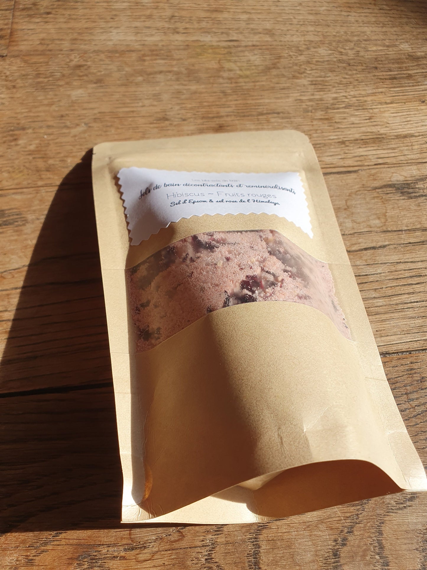 Sels de bain décontractants et reminéralisants "Hibiscus et fruits rouges" au sel rose de l'Himalaya et fleurs d'hibiscus
