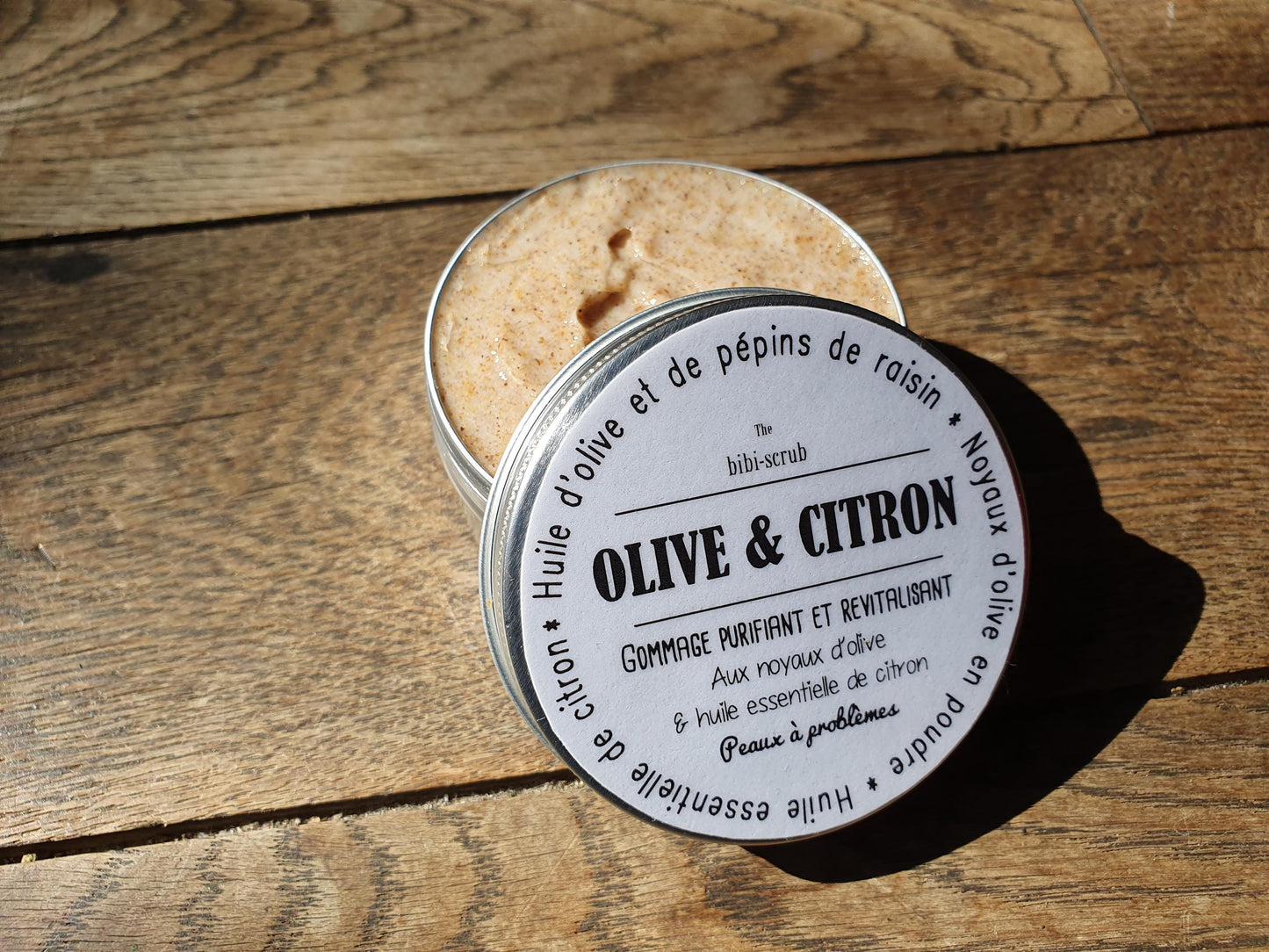 Le "Olive et citron", gommage scrub exfolient doux pour le visage à l'huile d'olive et à l'huile essentielle de citron pour les peaux acnéiques
