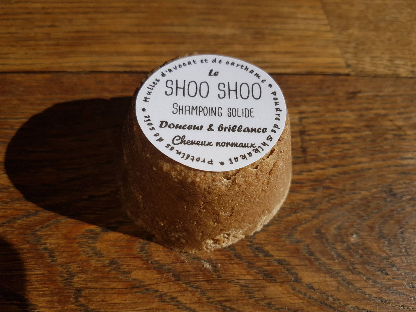 Le "Shoo Shoo, douceur et brillance", shampoing solide artisanal cheveux normaux à l'huile d'avocat, d’olive et de carthame et à la protéine de soie