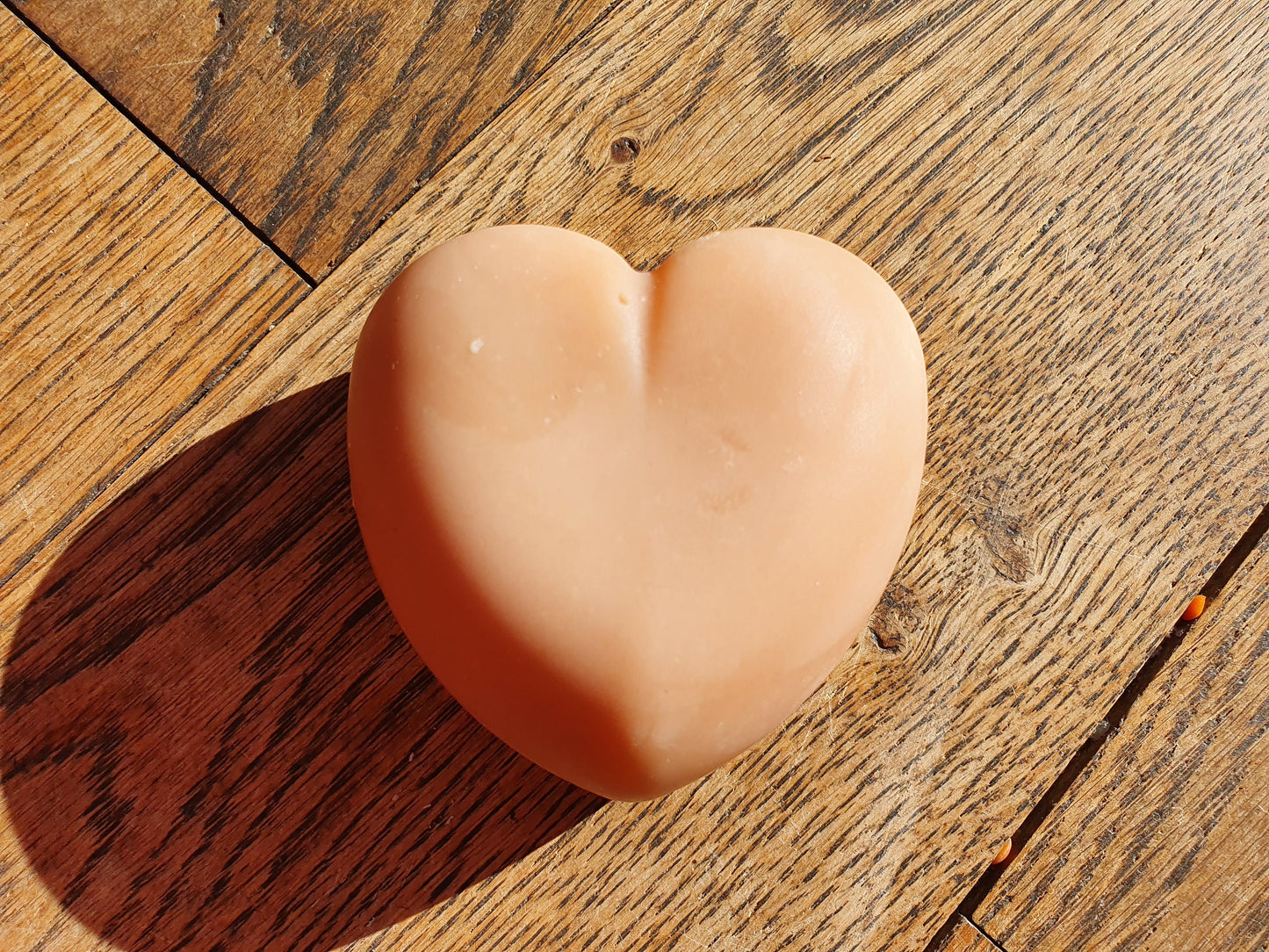 Le "Cherry chérie", savon artisanal surgras saponifié à froid aux huiles végétales de coco, olive, beurre de karité et parfumé à la cerise