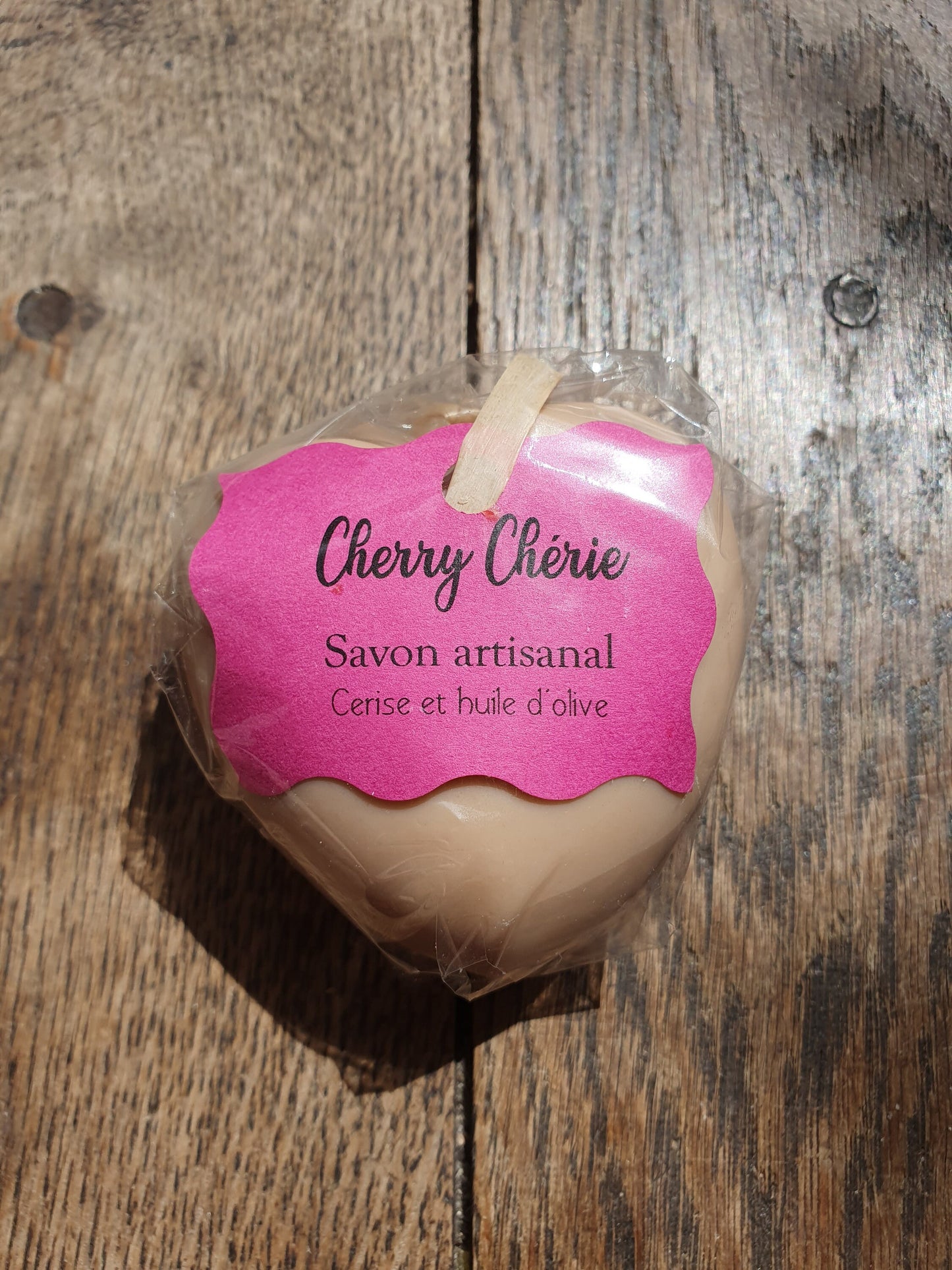 Le "Cherry chérie", savon artisanal surgras saponifié à froid aux huiles végétales de coco, olive, beurre de karité et parfumé à la cerise