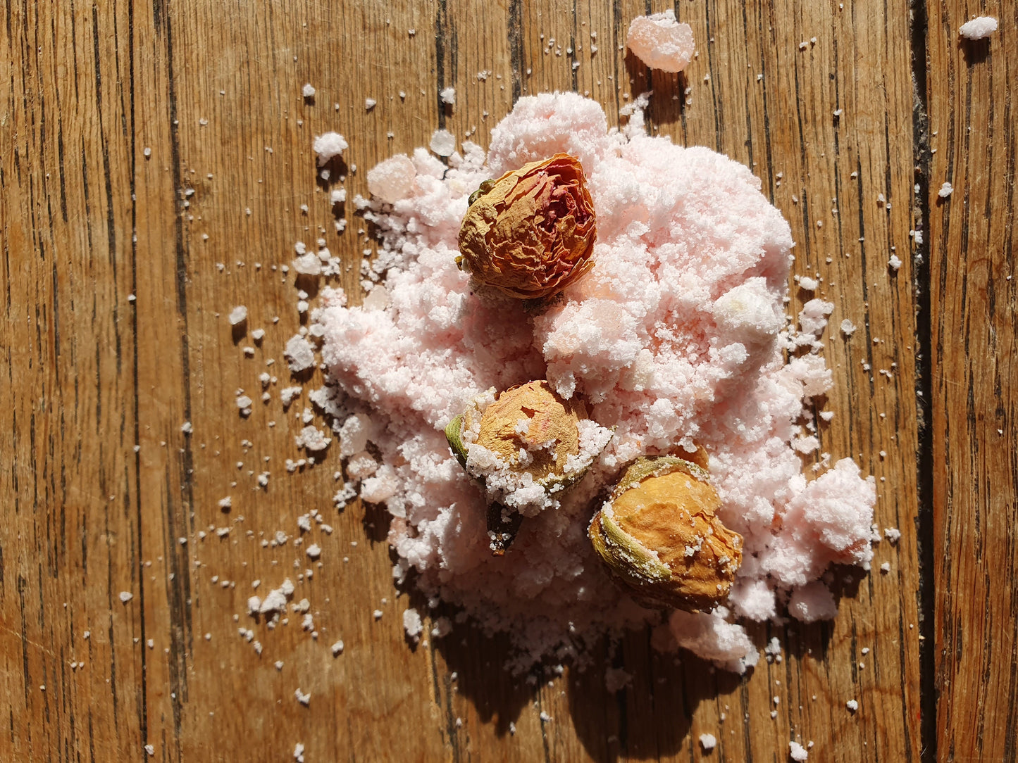 Sels de bain décontractants et reminéralisants "Boutons de rose", à la rose et au sel rose d'Himalaya