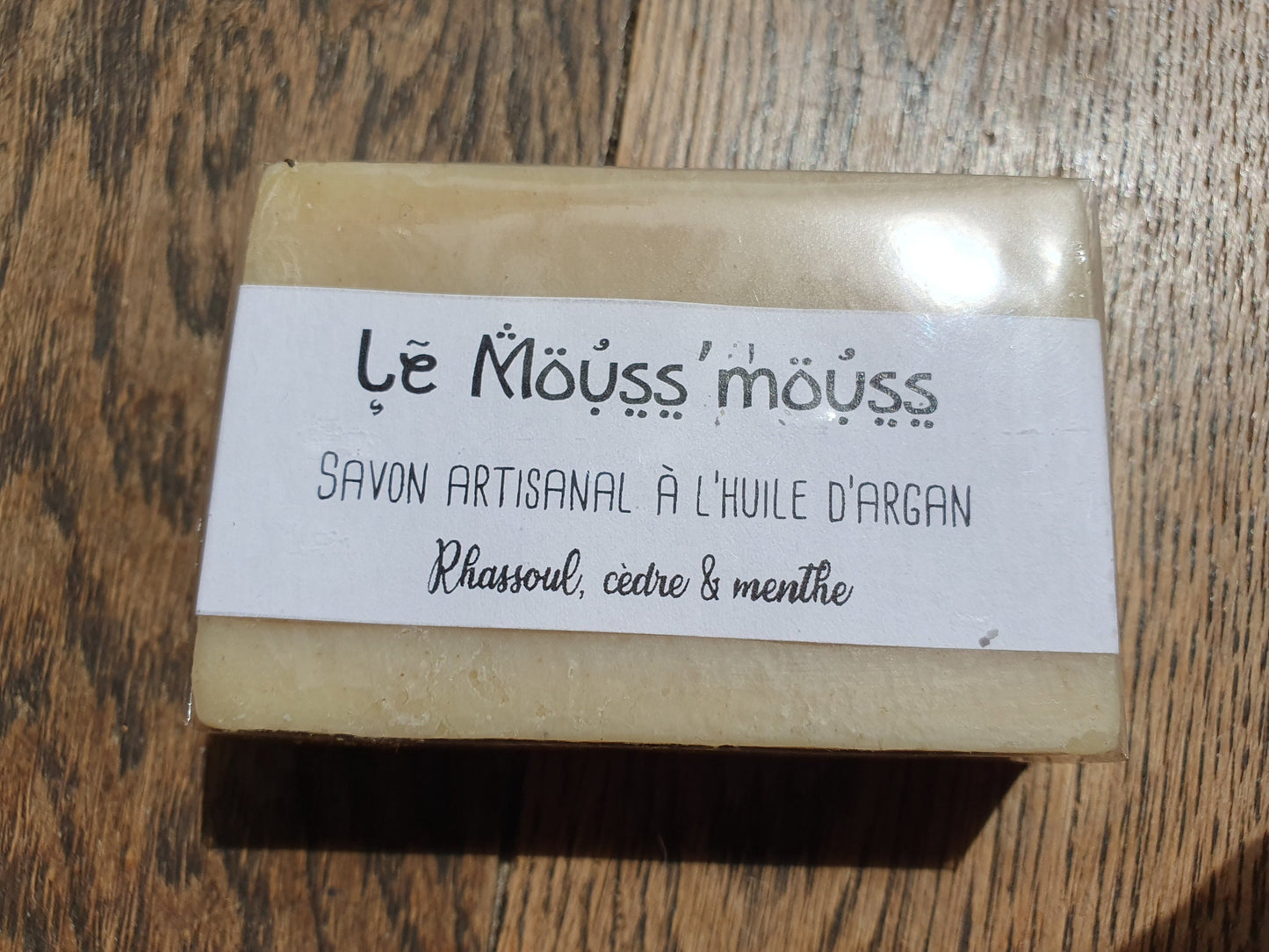 Le "Mouss'mouss", savon artisanal surgras saponifié à froid douceur et hydratation à l'huile d'argan, au rhassoul et huiles essentielles de cèdre, menthe et orange douce
