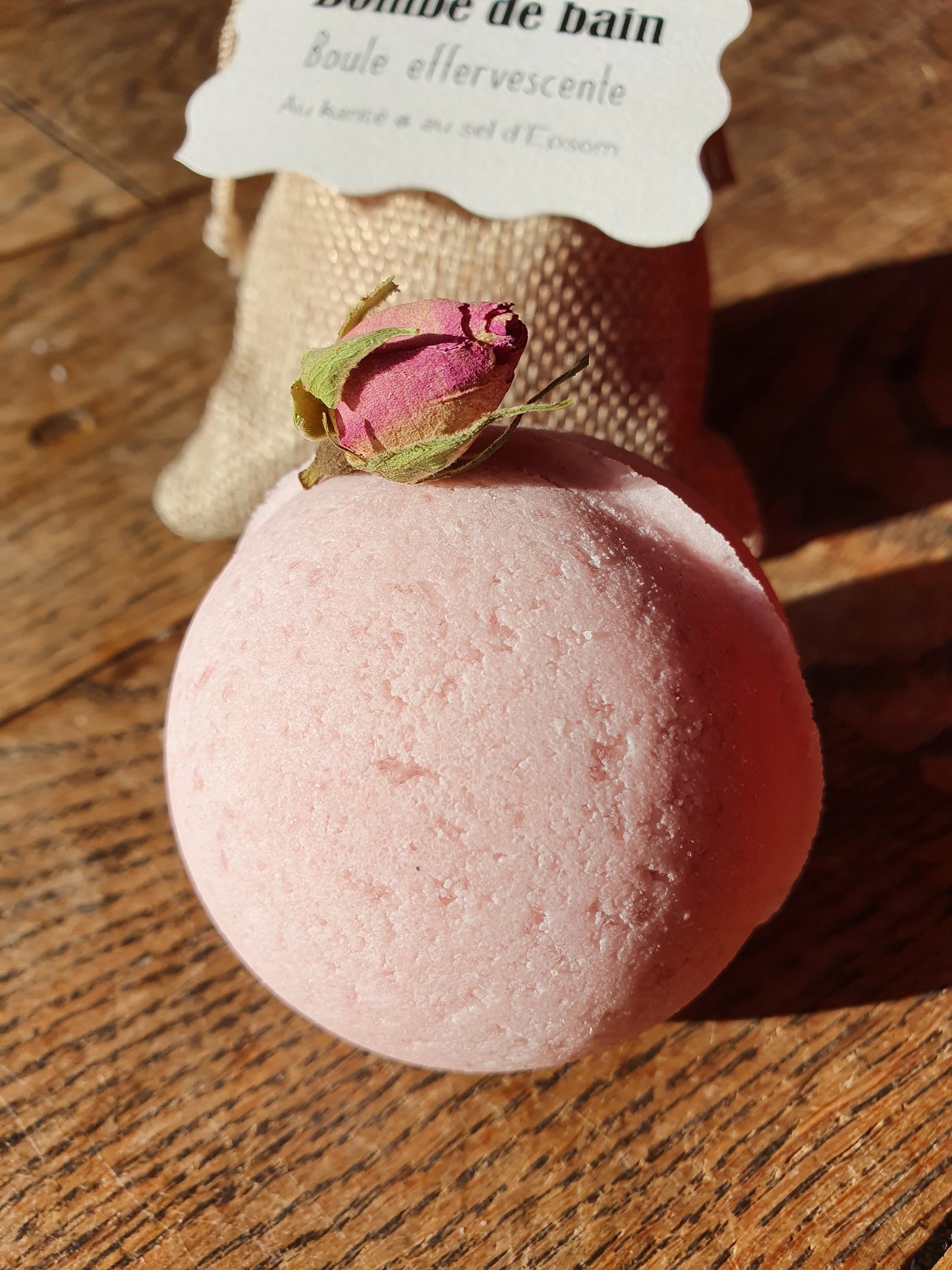 La boule de bain effervescente "Yo ! C'est d'la bombe de bain !" au beurre de karité et au sel d'Epsom relaxant, parfumée au choix