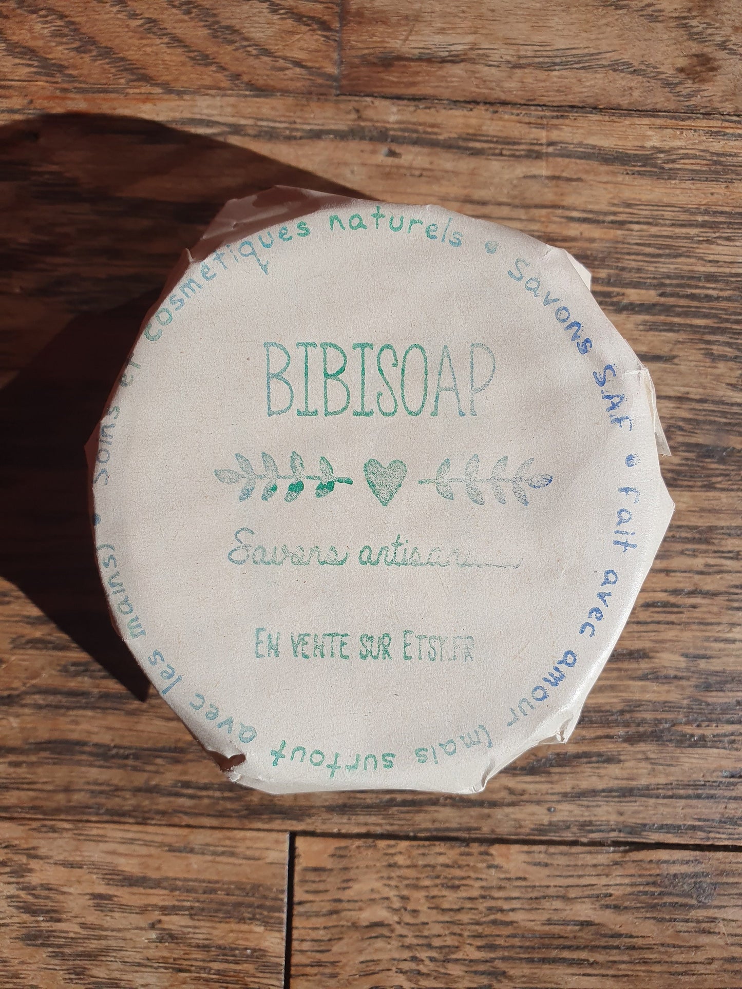 Le "Savon du coin-coin", savon artisanal surgras saponifié à froid et exfolient à la graisse de canard, aux graines de lin et aux huiles essentielles
