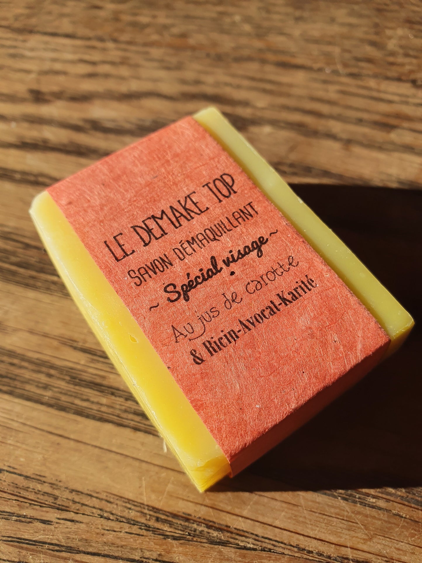 Le "Demake top", savon artisanal surgras saponifié à froid démaquillant bonne mine pour le visage au jus de carotte, huiles de ricin, olive, avocat et beurre de karité