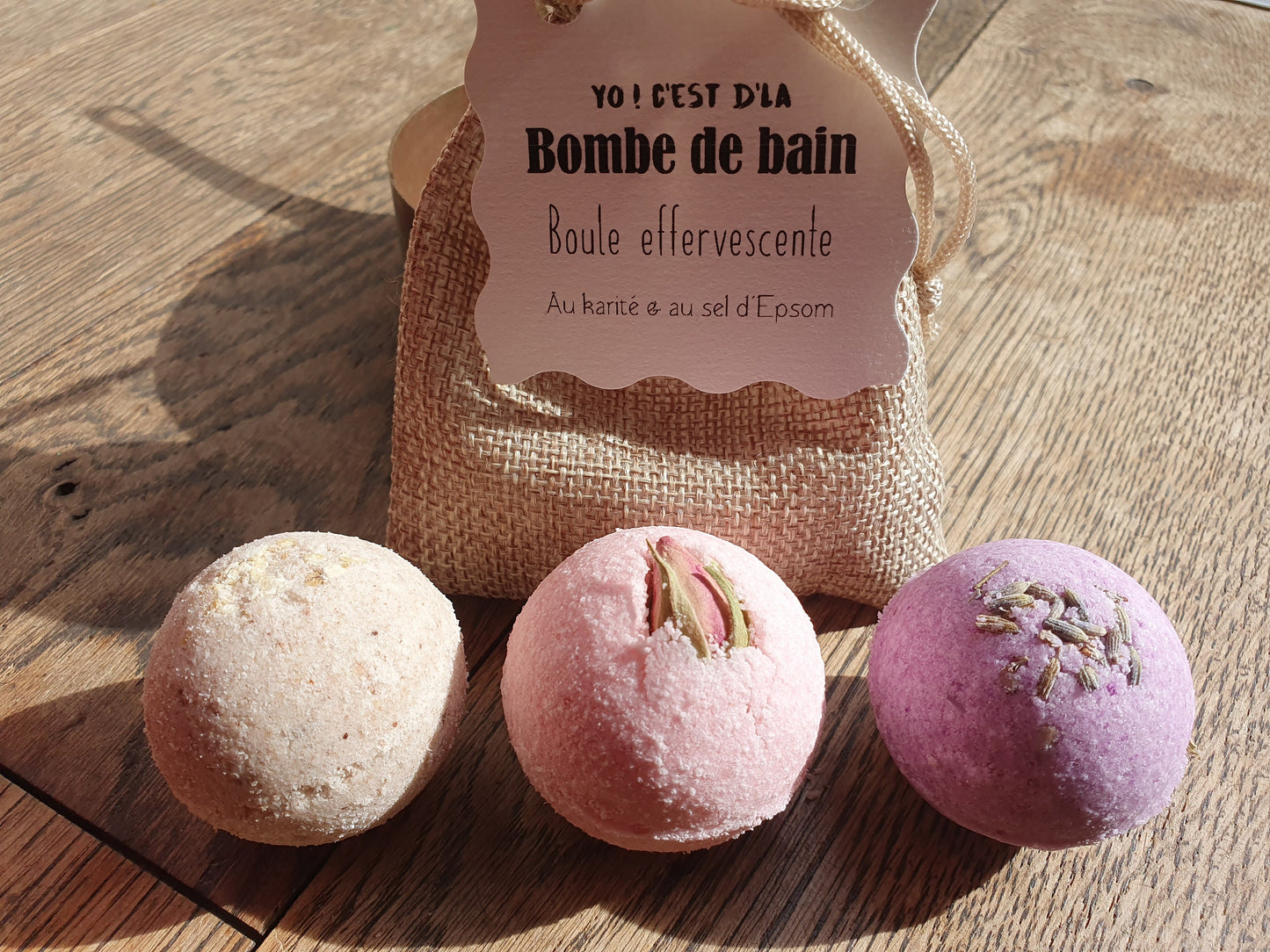 Pochon de 3 petites boules bombes de bain artisanales parfumées effervescentes au beurre de karité et au sel d'Epsom relaxant
