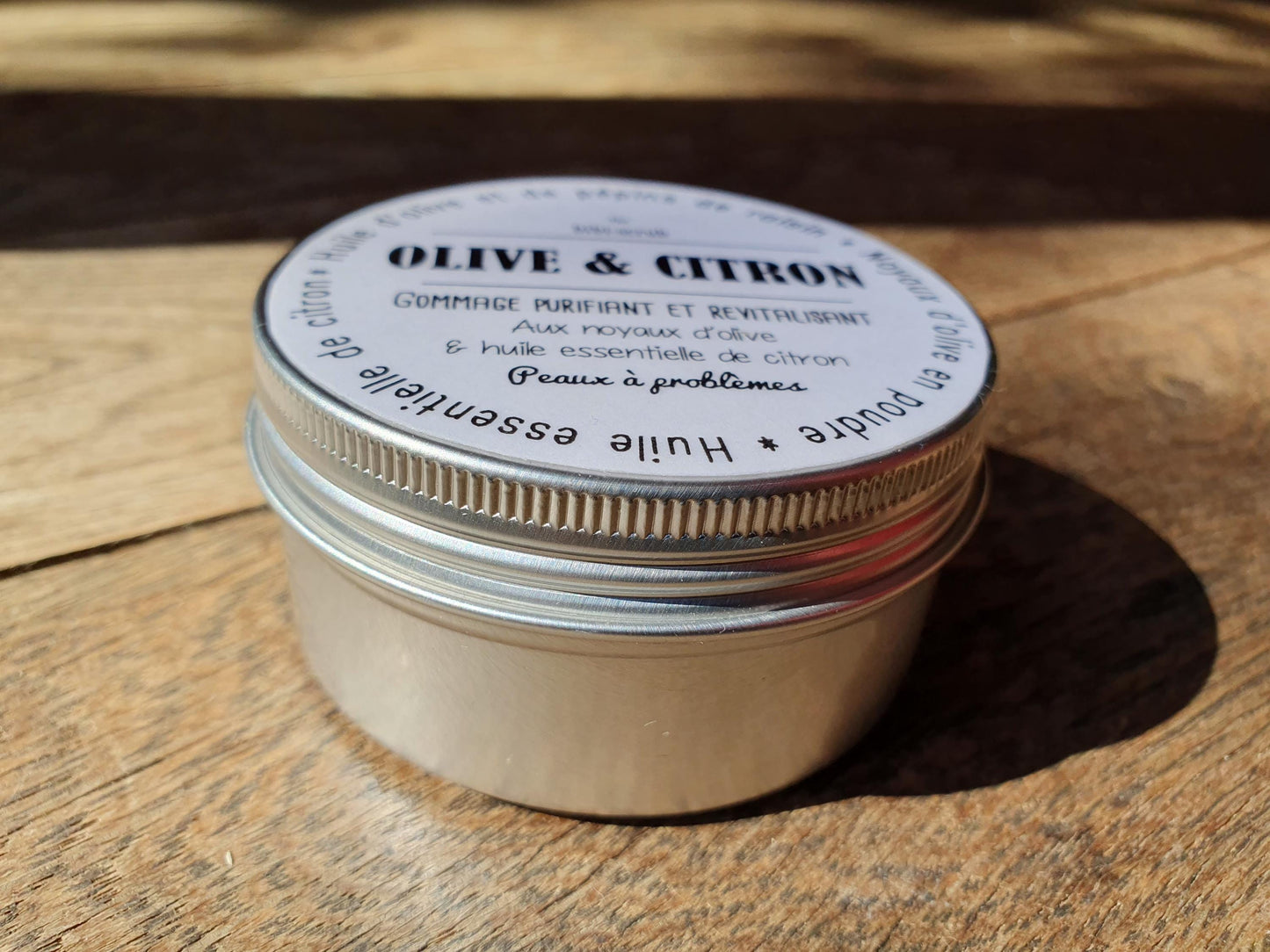 Le "Olive et citron", gommage scrub exfolient doux pour le visage à l'huile d'olive et à l'huile essentielle de citron pour les peaux acnéiques
