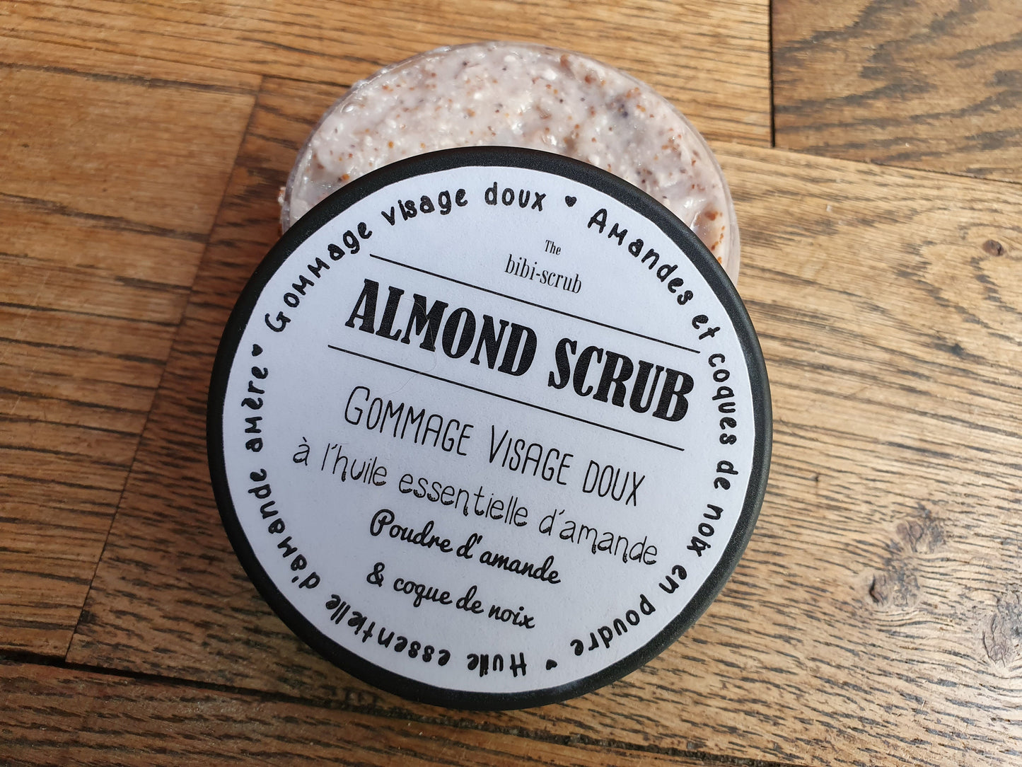 Le "Almond scrub", gel scrub gommant gommage visage adoucissant et nourrissant à l'amande pour les peaux gourmandes et déshydratées