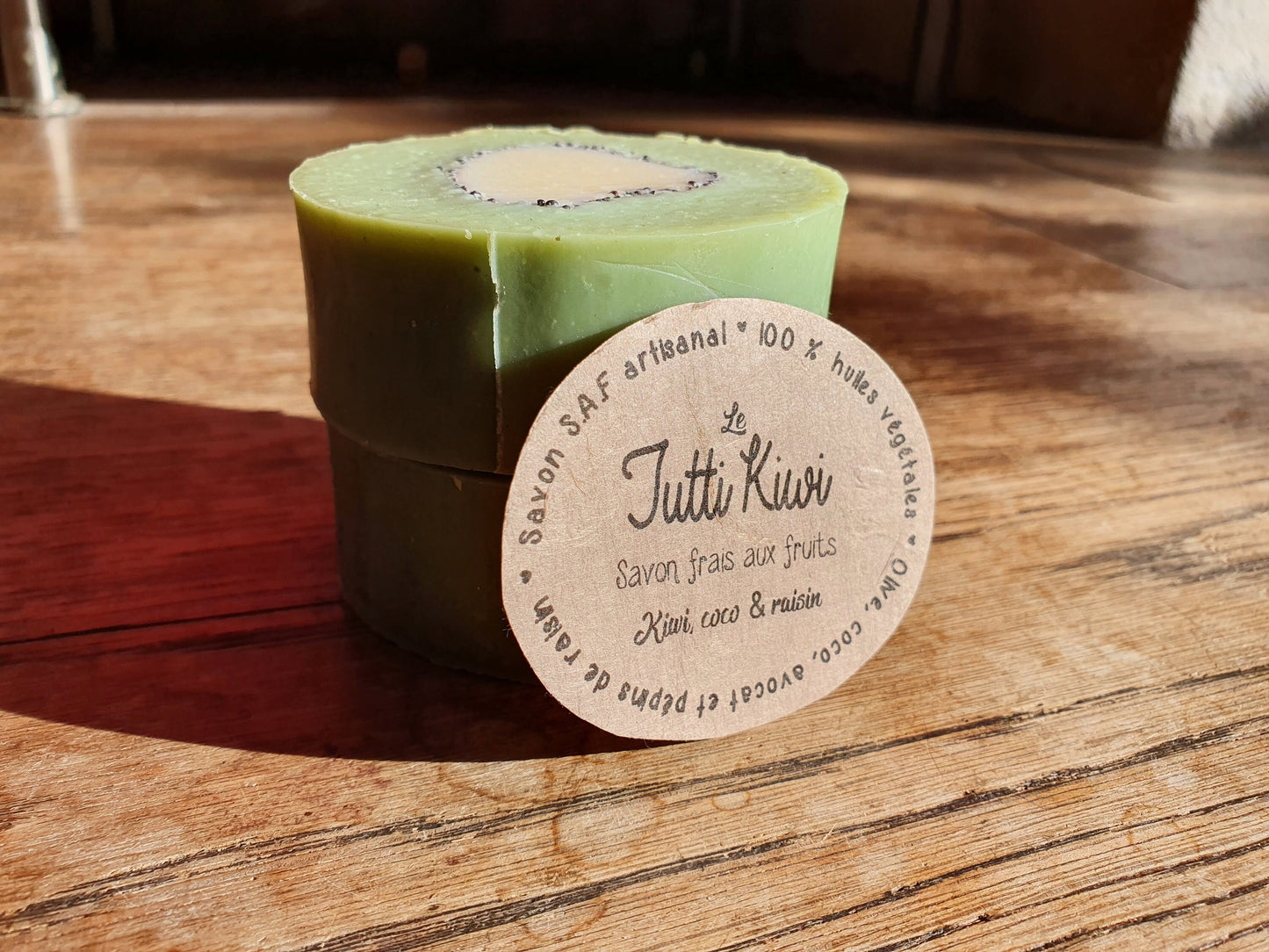 Le "Tutti Kiwi", savon artisanal surgras saponifié à froid frais aux huiles végétales et parfumé au fruit