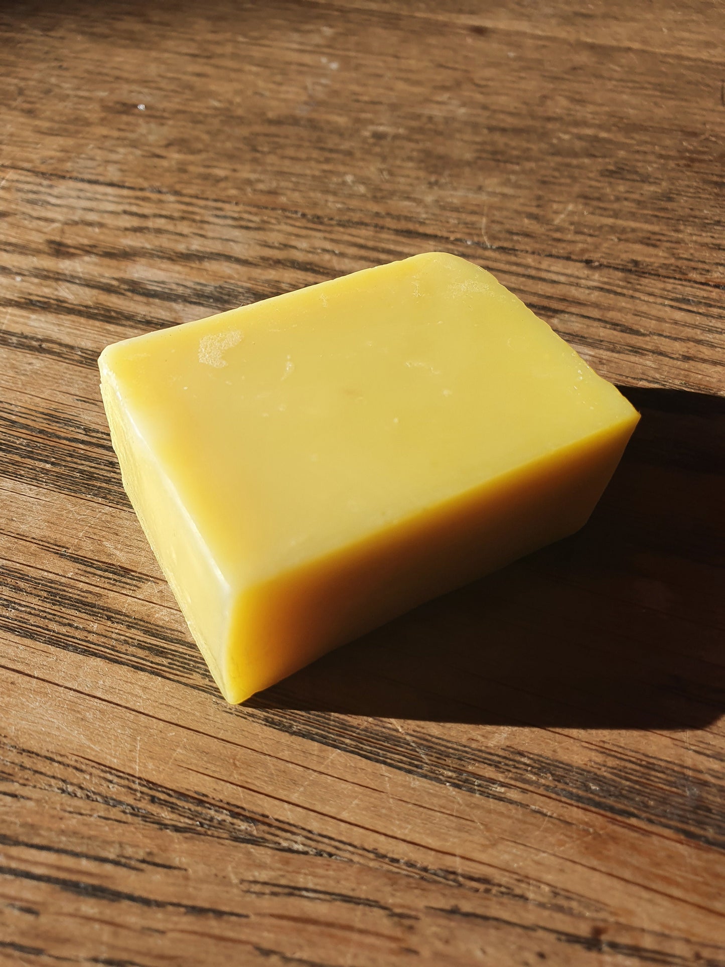 Le "Demake top", savon artisanal surgras saponifié à froid démaquillant bonne mine pour le visage au jus de carotte, huiles de ricin, olive, avocat et beurre de karité