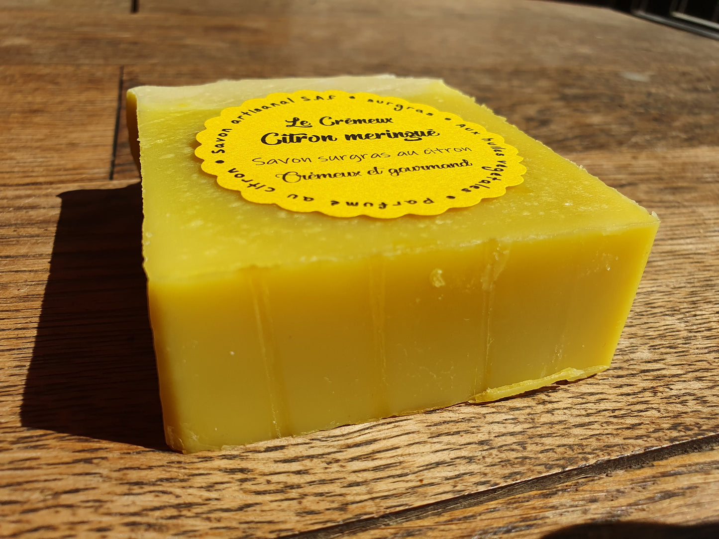 Le "Crémeux citron meringué", savon artisanal surgras saponifié à froid aux huiles végétales et parfumé au citron gourmand