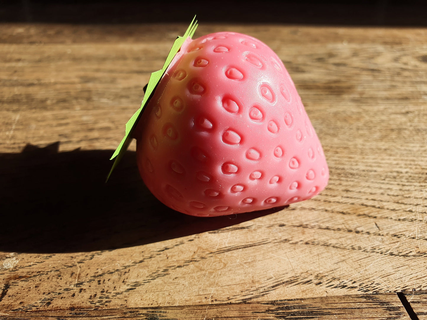 La "Tagada soin soin", savon artisanal surgras saponifié à froid au beurre de karité et à la fraise pour les grands et les petits
