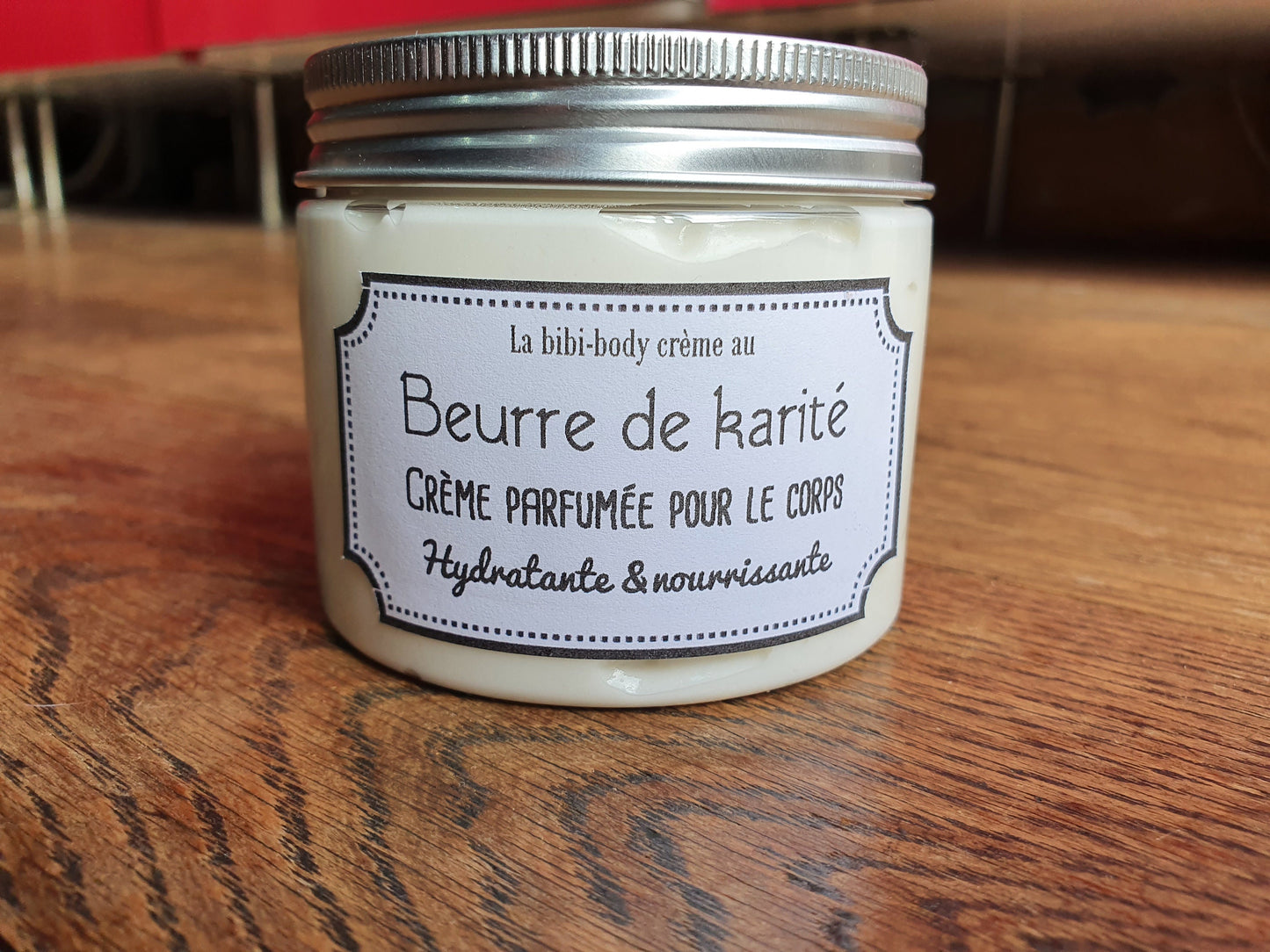 La "Body-crème au beurre de karité", crème nourrissante et hydratante parfumée pour le corps au beurre de karité et huile d'abricot