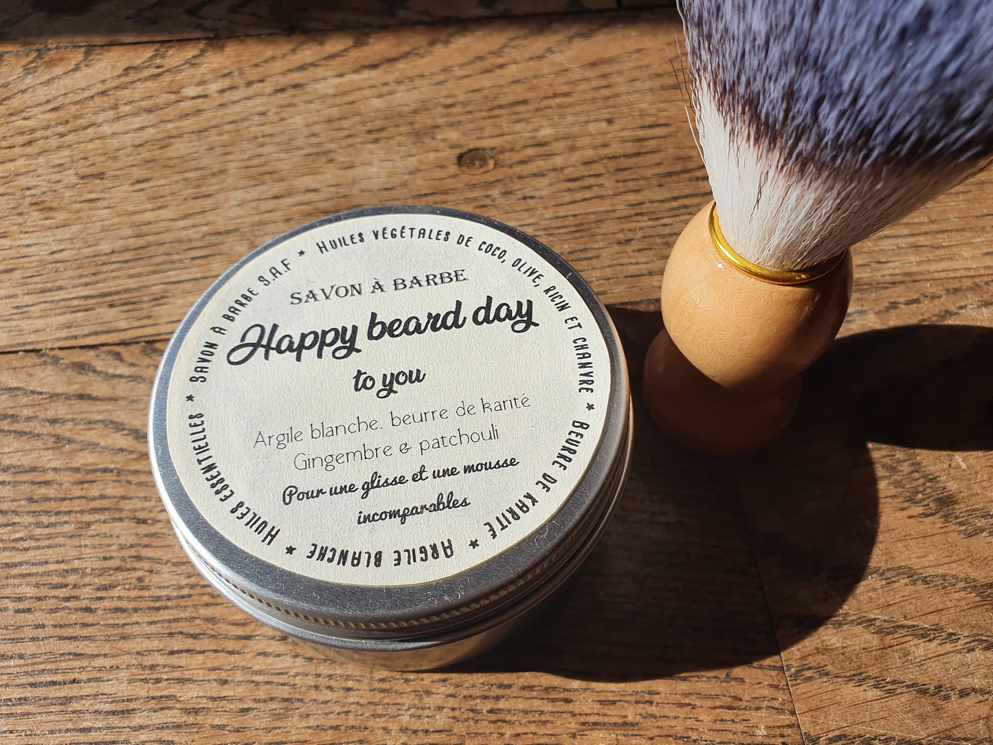 Le "Happy beard day", savon à barbe artisanal surgras saponifié à froid, à l'argile blanche et au karité pour le rasage de ces messieurs