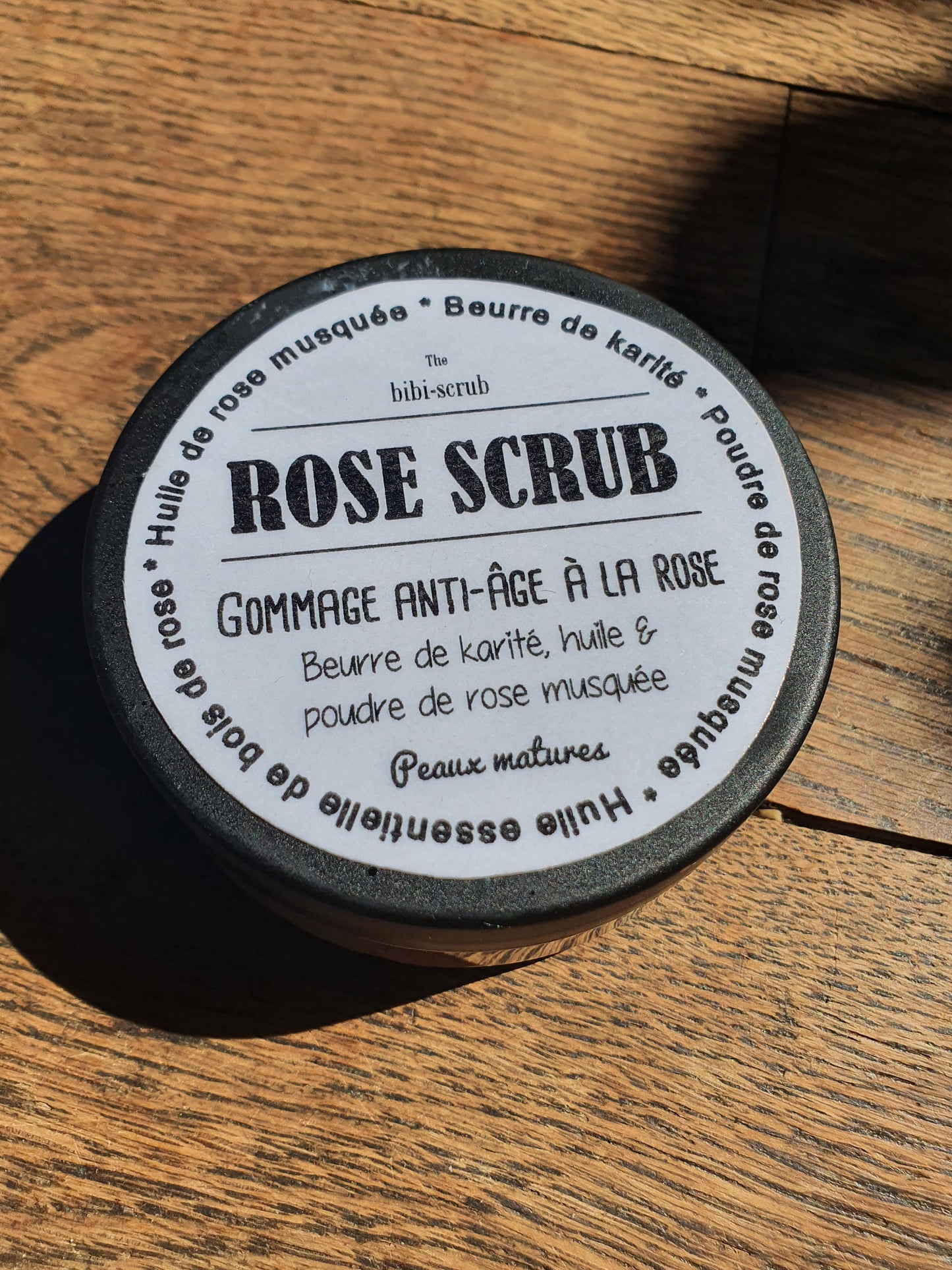 Le "Rose scrub", crème gommante gommage précieux anti-âge à la rose musquée, au beurre de karité et au bois de rose pour les peaux matures