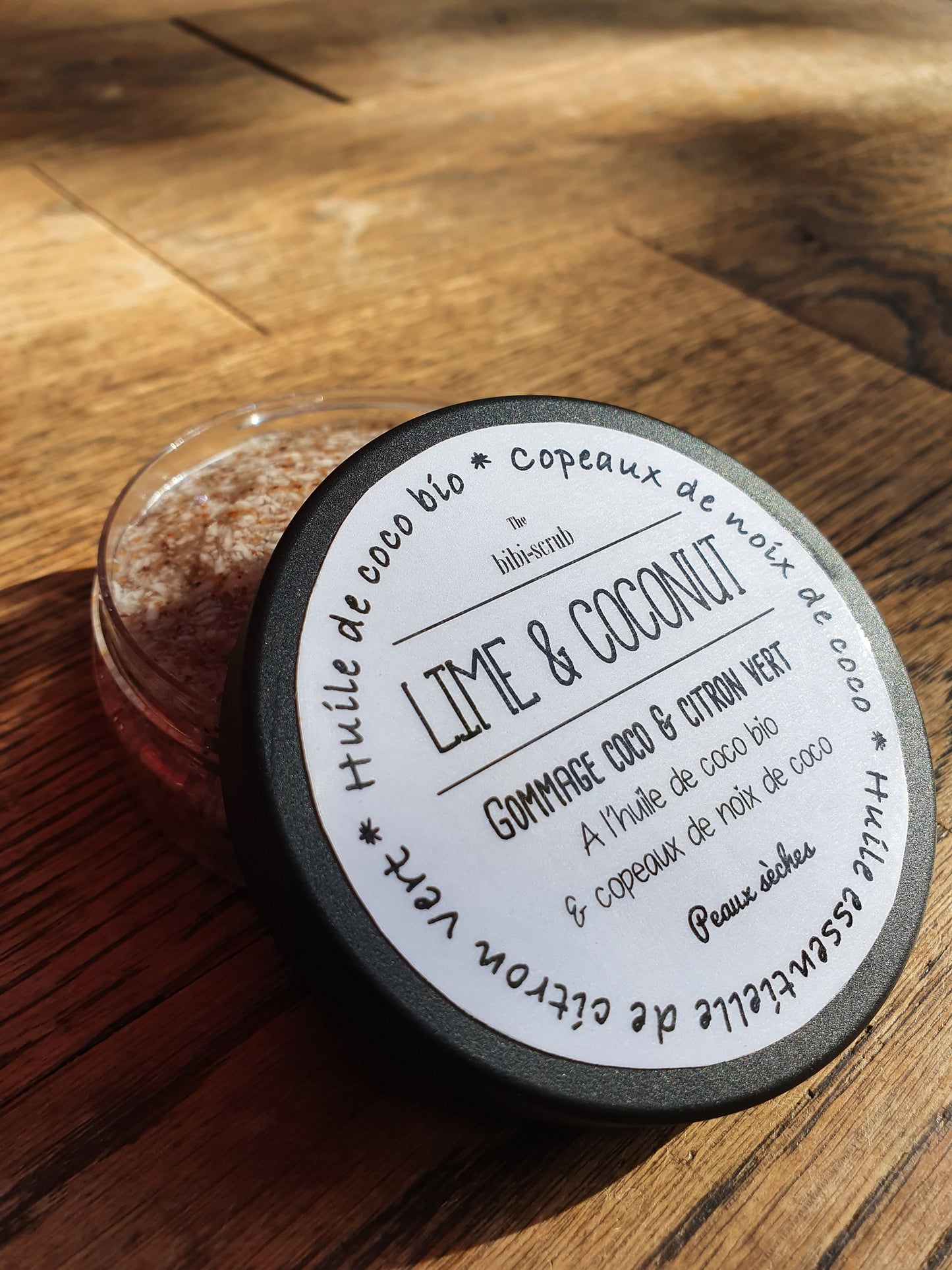 Le "Lime and Coconut", gommage exfolient scrub doux pour le visage à la noix de coco et à l'huile essentielle de citron vert pour les peaux en manque d'hydratation