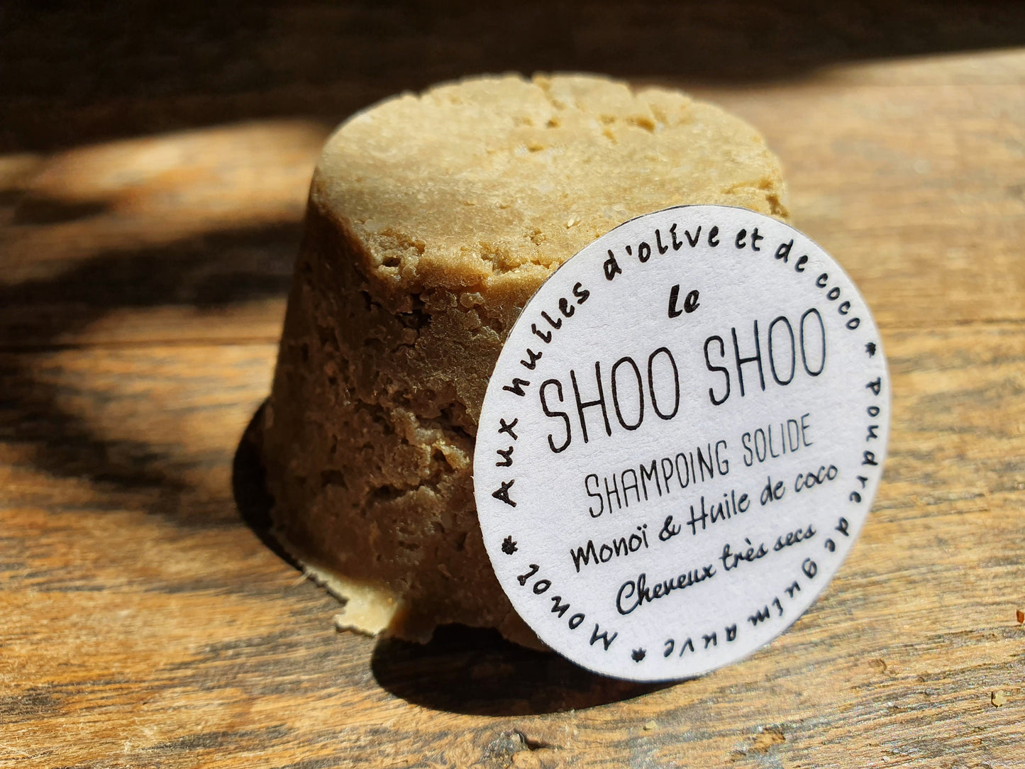 Le "Shoo Shoo, monoï et coco", shampoing solide artisanal pour les cheveux très secs à l'huile de coco, huile d'olive, poudre de guimauve et parfumé au monoï