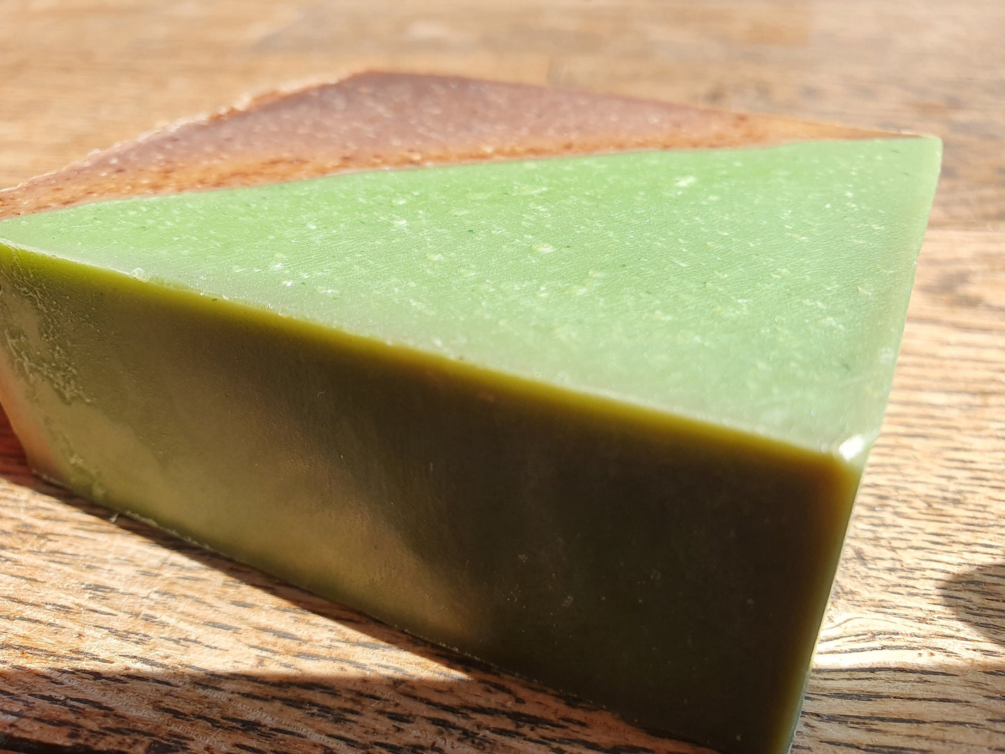 Le "Chocolat-pistache", savon artisanal surgras saponifié à froid divin à l'huile de pistache et au beurre de cacao pour les peaux gourmandes