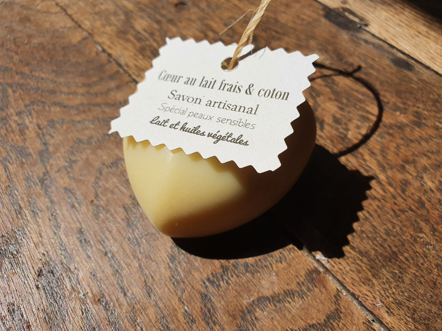 Le "Cœur au lait frais et coton", savon artisanal surgras saponifié à froid tout doux au lait bio et parfumé au coton pour les peaux fragiles et sensibles