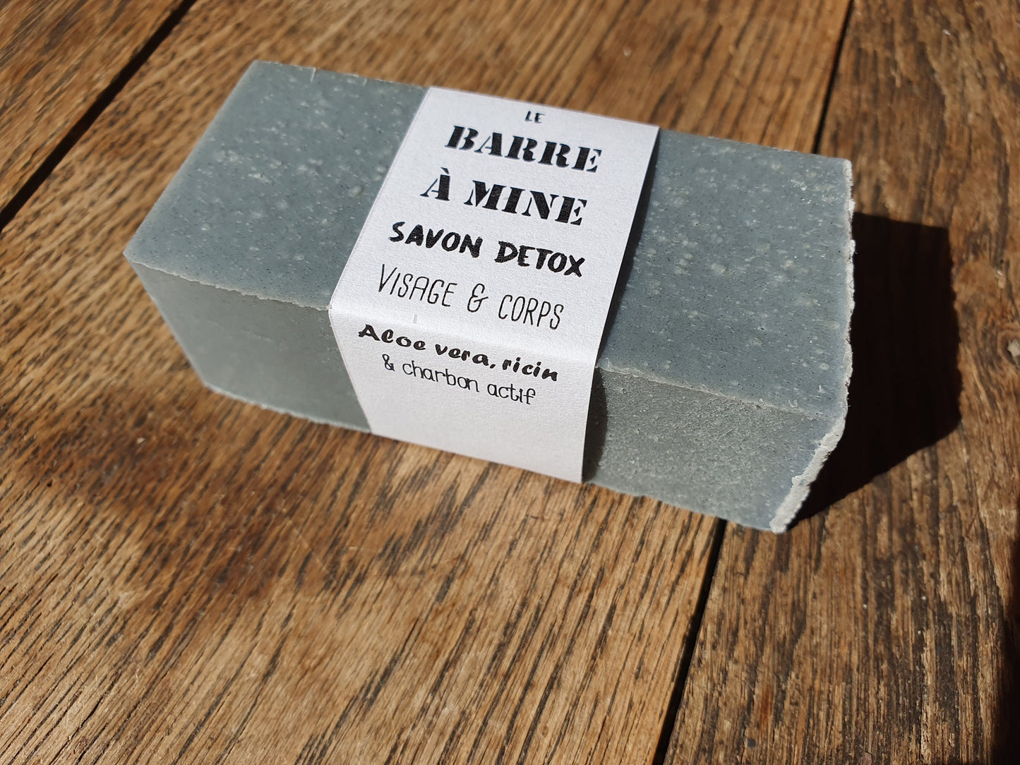 La "Barre à mine", savon artisanal surgras saponifié à froid detox au charbon et à l'aloe vera purifiant visage et corps, à l'huile de ricin et beurre de karité