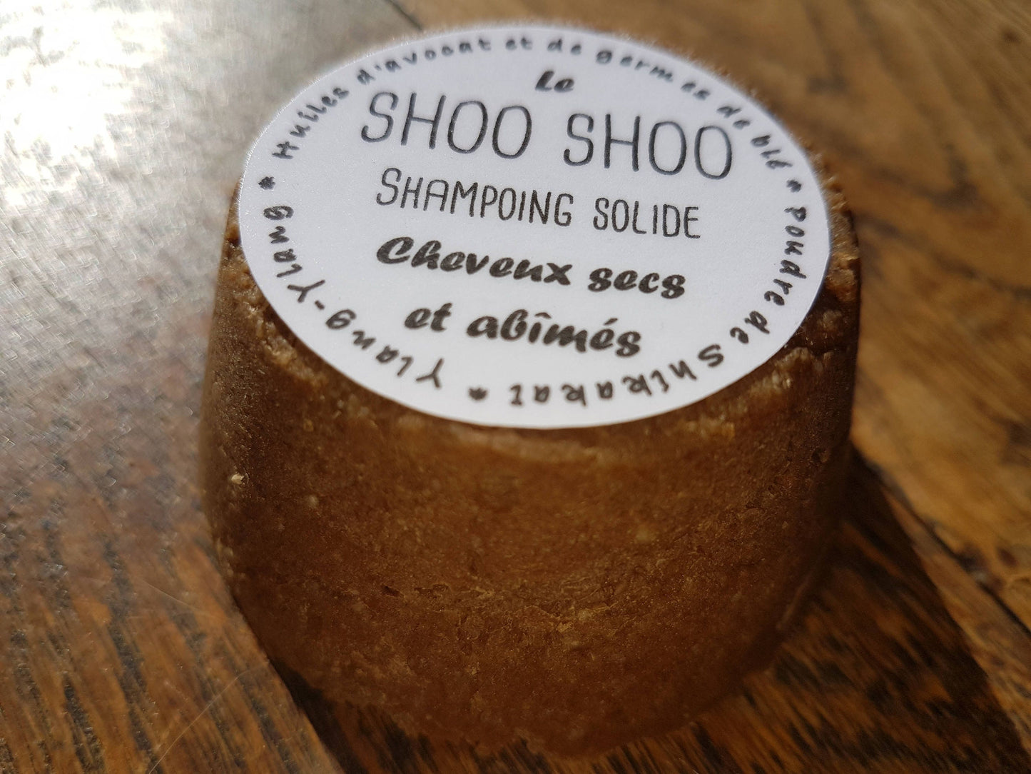 Le "Shoo Shoo cheveux secs et abîmés", shampoing solide artisanal à l'huile d'avocat, coco, ricin et huile essentielle d'ylang-ylang pour une hydratation optimale