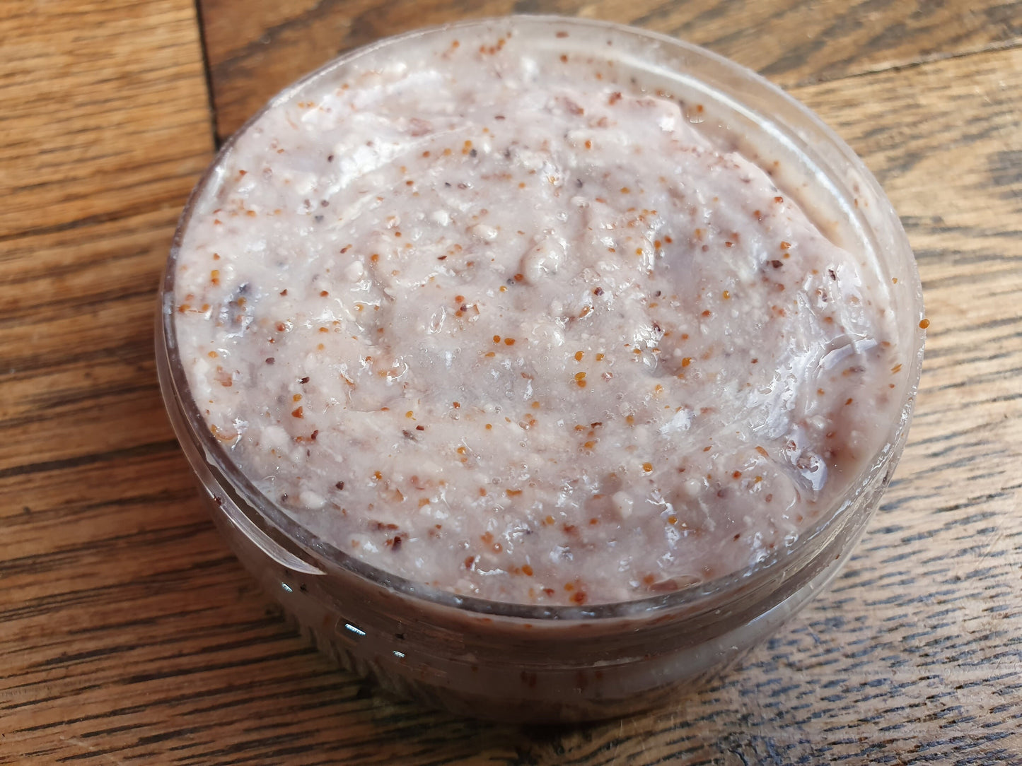 Le "Almond scrub", gel scrub gommant gommage visage adoucissant et nourrissant à l'amande pour les peaux gourmandes et déshydratées