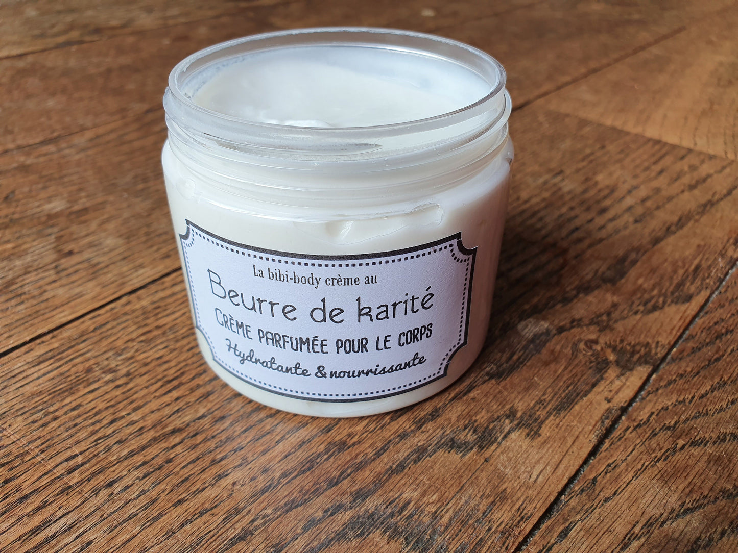 La "Body-crème au beurre de karité", crème nourrissante et hydratante parfumée pour le corps au beurre de karité et huile d'abricot