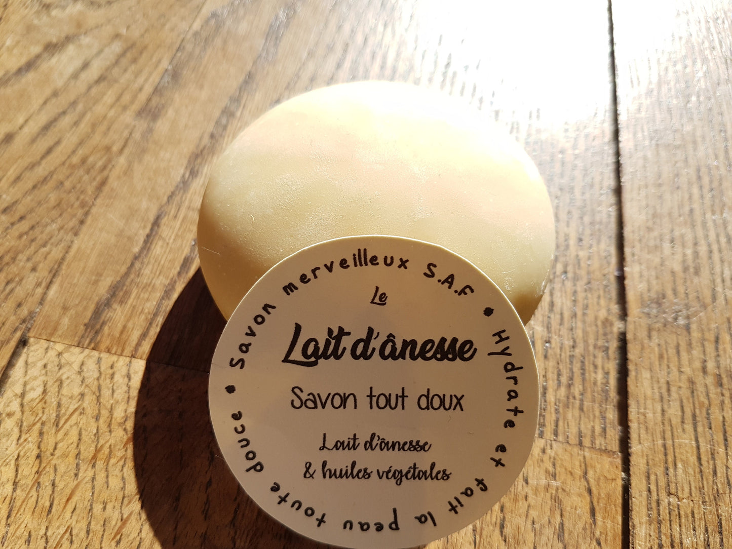 Le "Lait d'ânesse", savon artisanal surgras saponifié à froid extra doux au lait d'ânesse et huiles végétales pour les peaux sèches et déshydratées